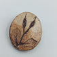 Vintage Brosche Keramikoptik mit floraler Gravur in Naturtönen