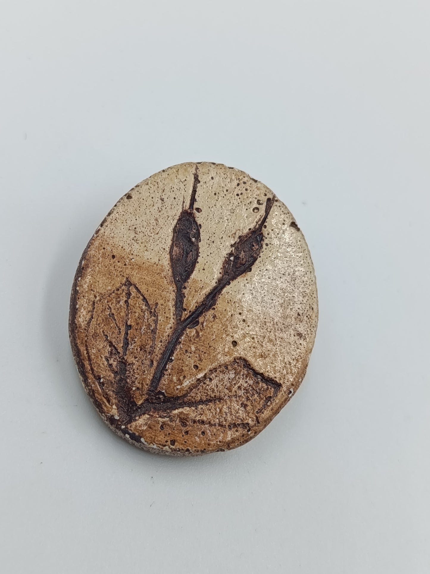 Vintage Brosche Keramikoptik mit floraler Gravur in Naturtönen