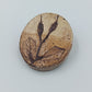 Vintage Brosche Keramikoptik mit floraler Gravur in Naturtönen