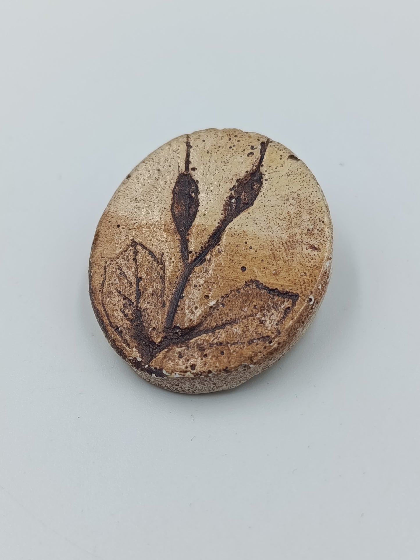 Vintage Brosche Keramikoptik mit floraler Gravur in Naturtönen