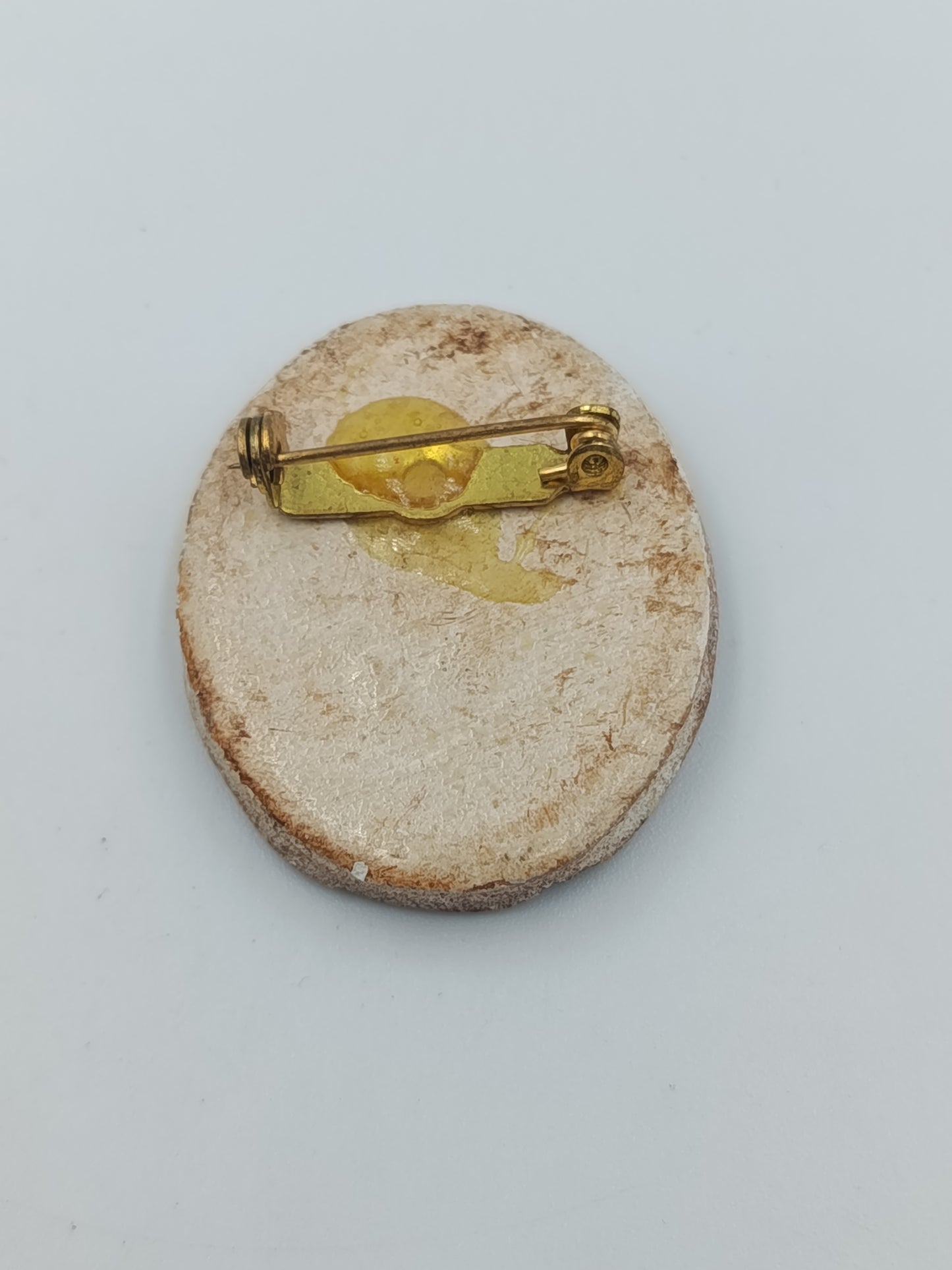 Vintage Brosche Keramikoptik mit floraler Gravur in Naturtönen