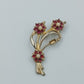 Vintage Blumen Brosche in Goldoptik mit roten Steinen und Perlendetails