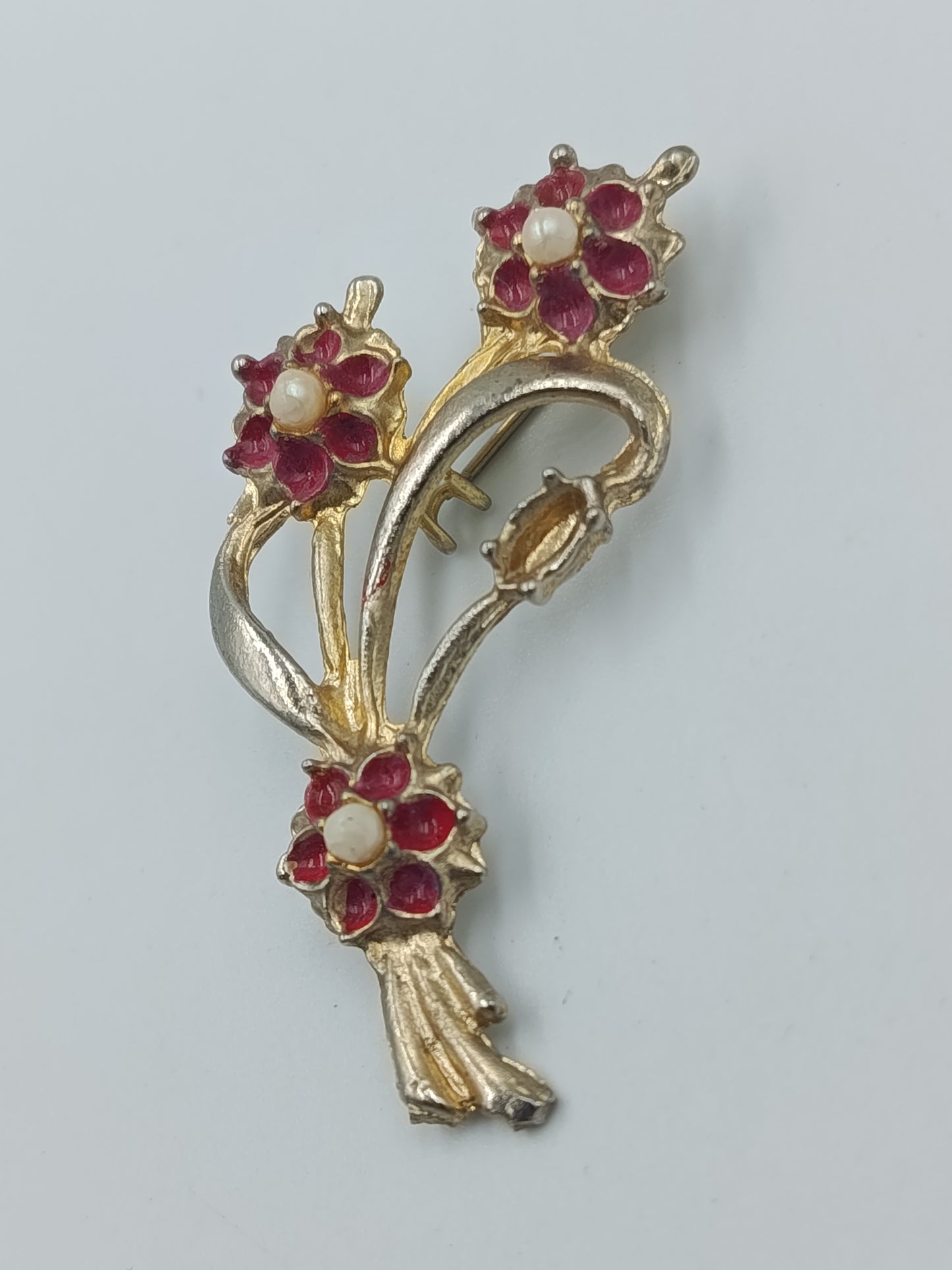 Vintage Blumen Brosche in Goldoptik mit roten Steinen und Perlendetails