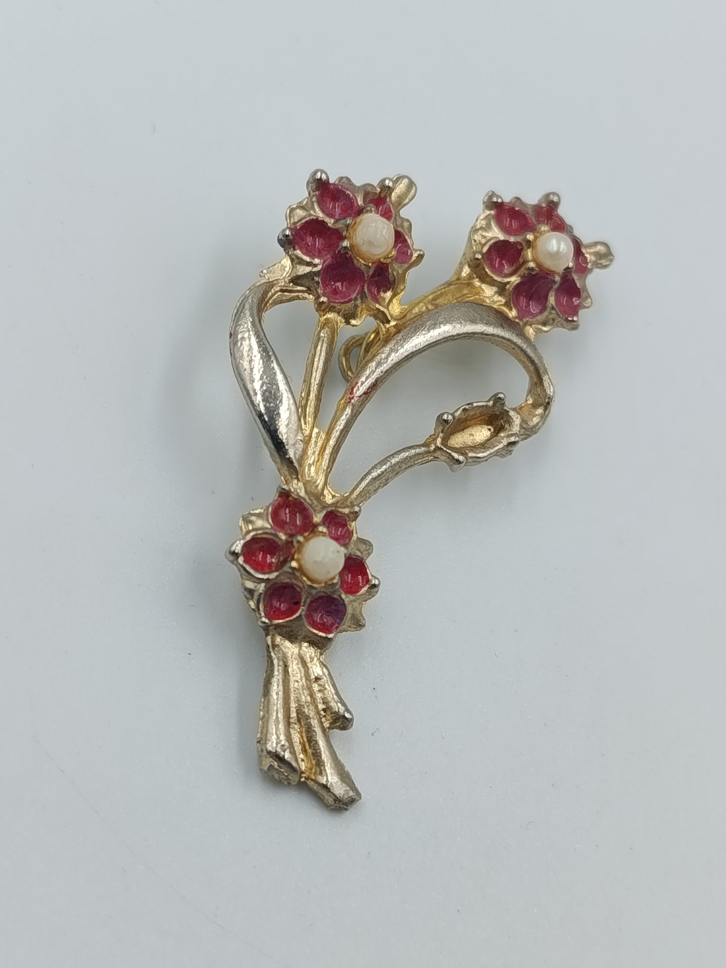 Vintage Blumen Brosche in Goldoptik mit roten Steinen und Perlendetails