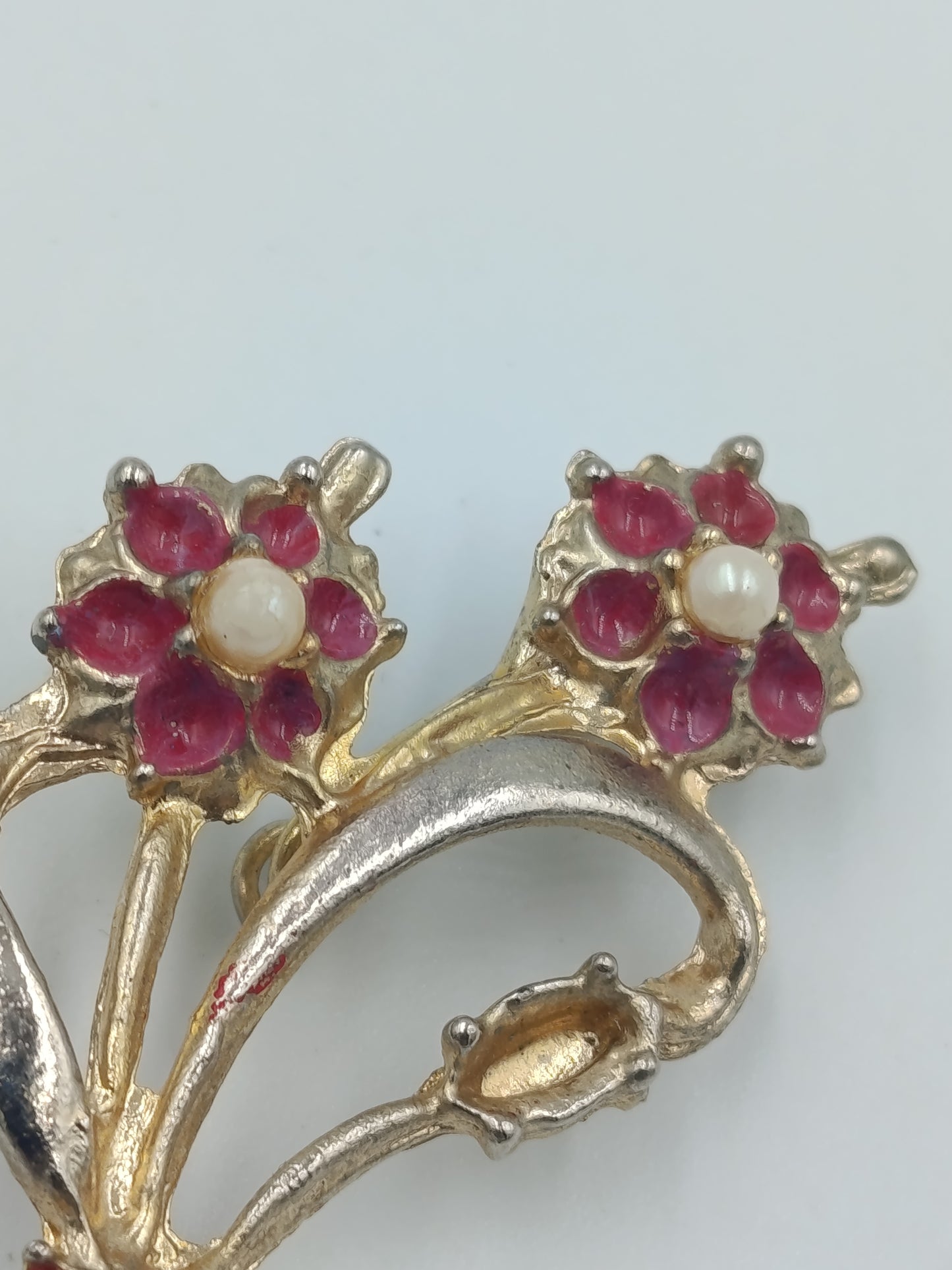 Vintage Blumen Brosche in Goldoptik mit roten Steinen und Perlendetails