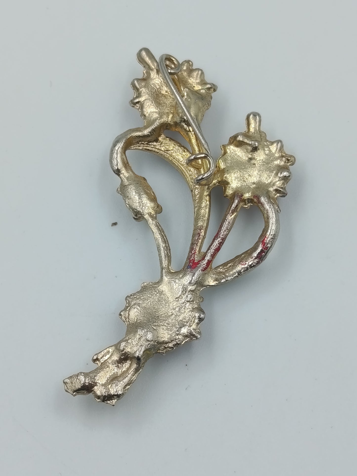 Vintage Blumen Brosche in Goldoptik mit roten Steinen und Perlendetails