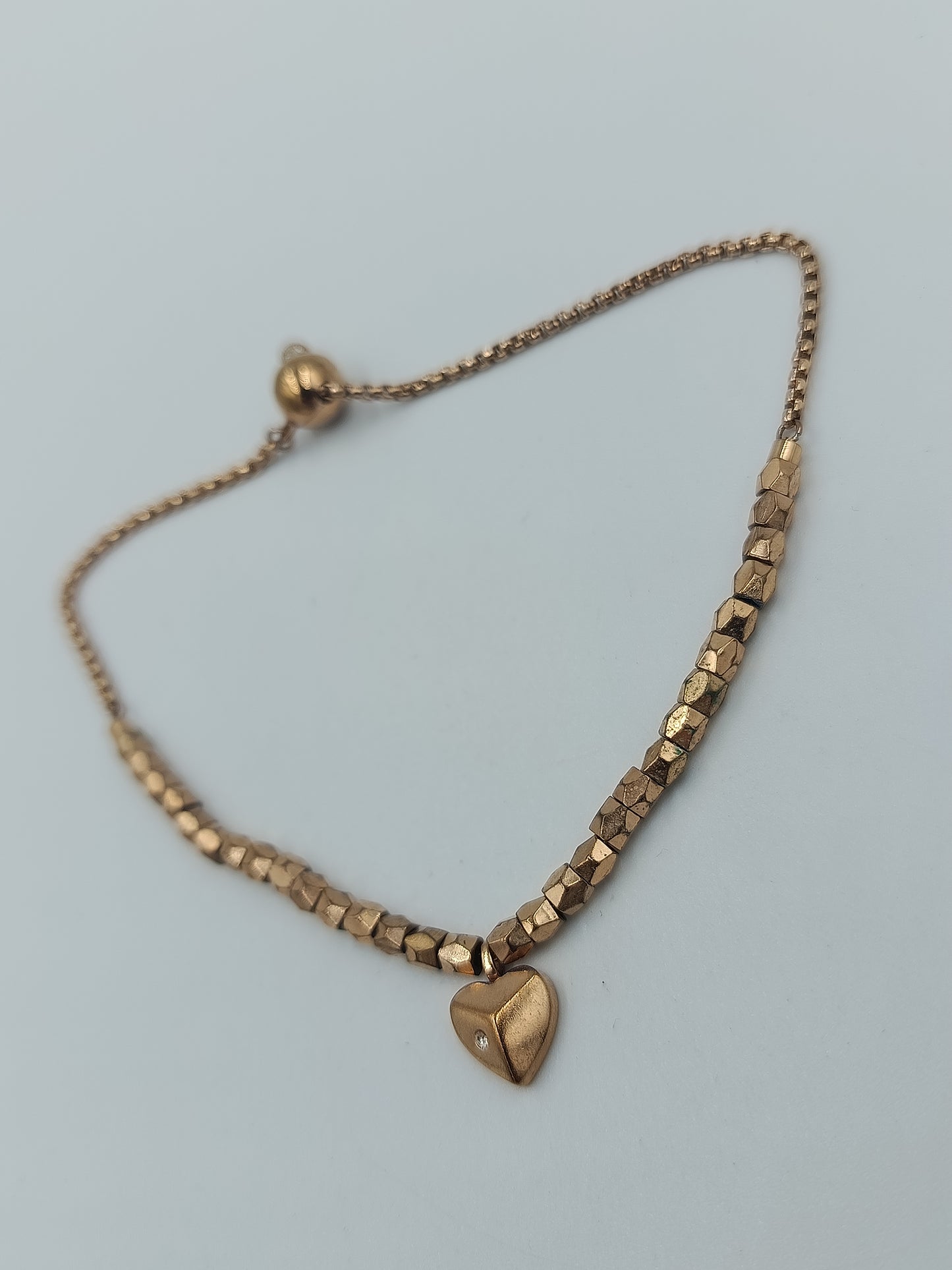 Verstellbares Armband in Goldoptik mit Herzanhänger und funkelndem Stein
