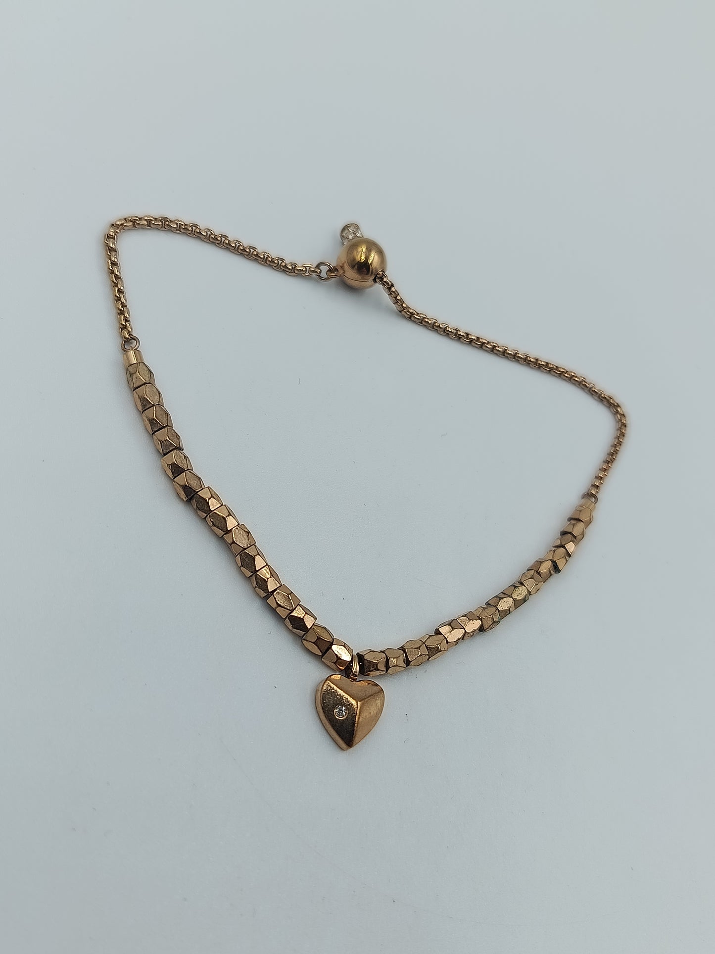 Verstellbares Armband in Goldoptik mit Herzanhänger und funkelndem Stein
