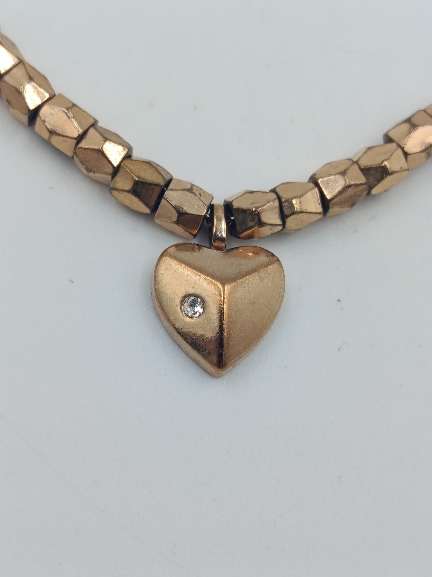 Verstellbares Armband in Goldoptik mit Herzanhänger und funkelndem Stein