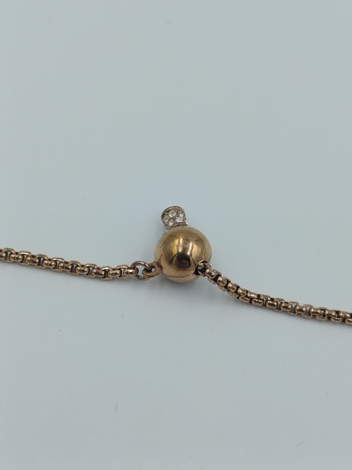 Verstellbares Armband in Goldoptik mit Herzanhänger und funkelndem Stein