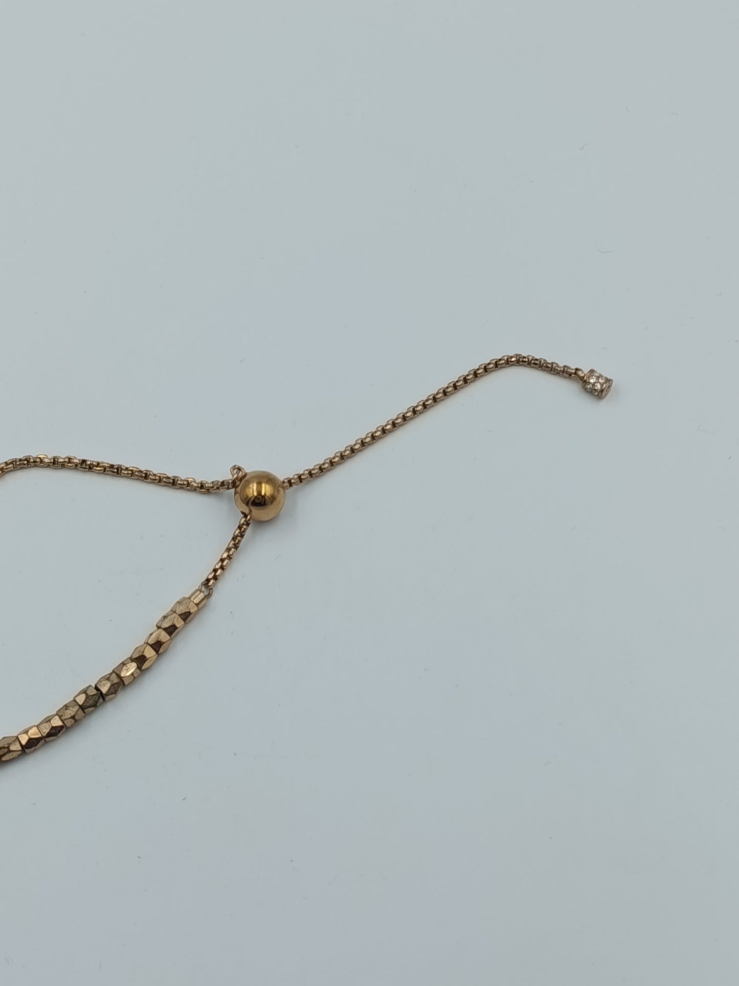 Verstellbares Armband in Goldoptik mit Herzanhänger und funkelndem Stein