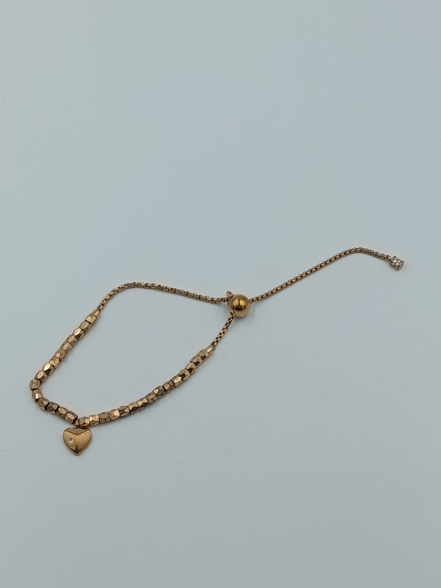 Verstellbares Armband in Goldoptik mit Herzanhänger und funkelndem Stein