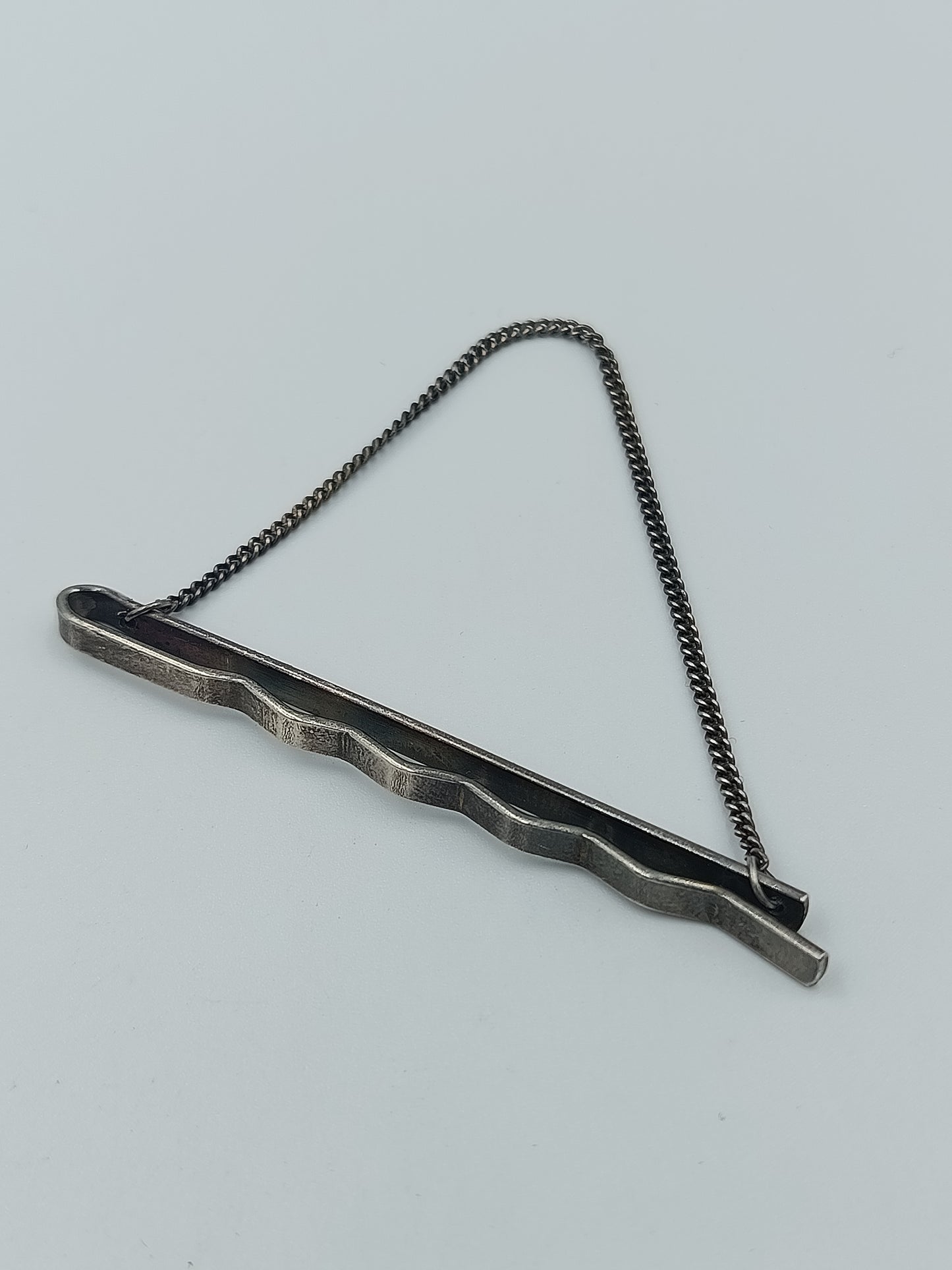 Vintage Krawattenklammer silberfarben mit Kette und Wellenmuster