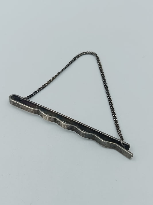 Vintage Krawattenklammer silberfarben mit Kette und Wellenmuster