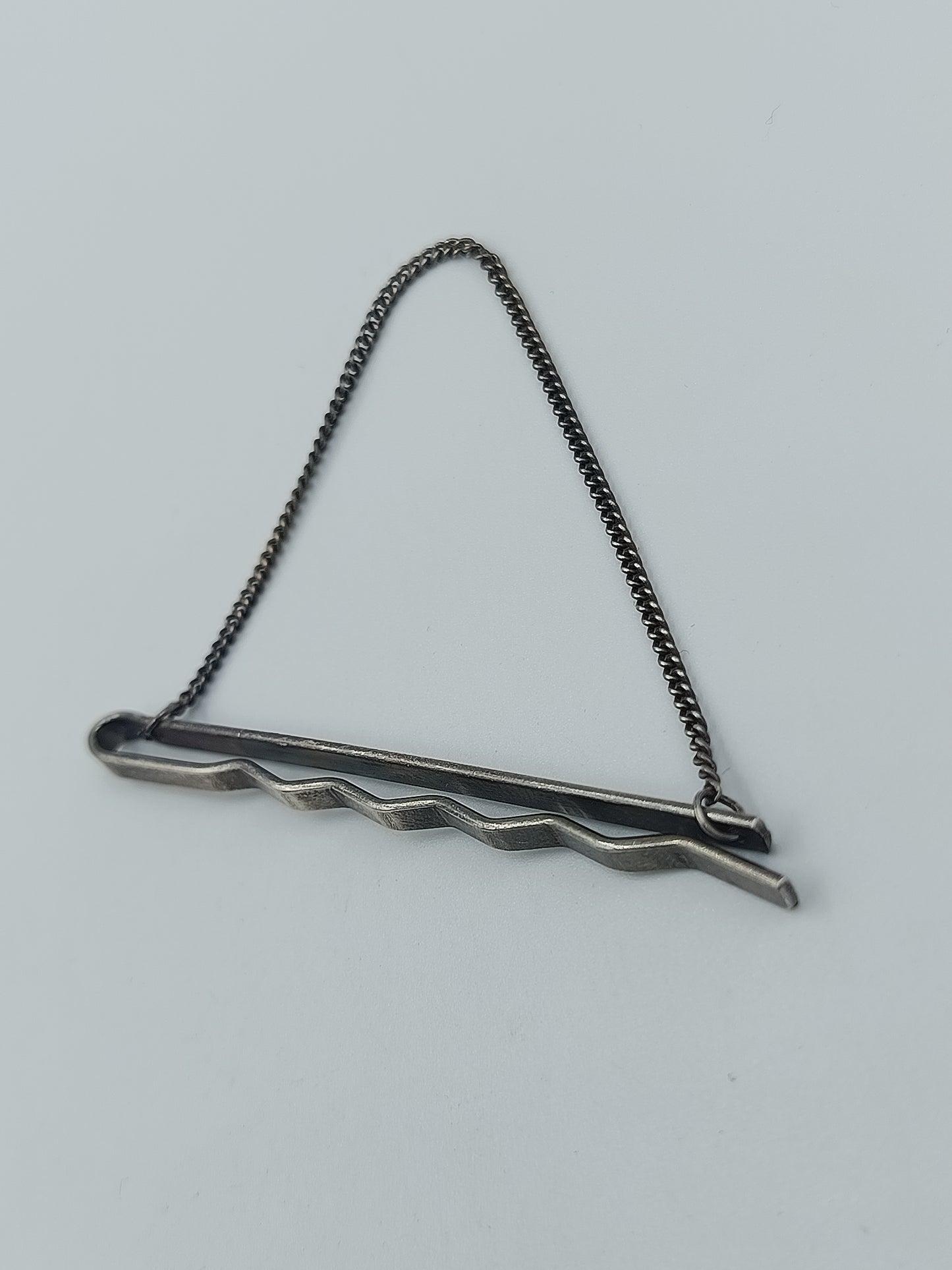 Vintage Krawattenklammer silberfarben mit Kette und Wellenmuster