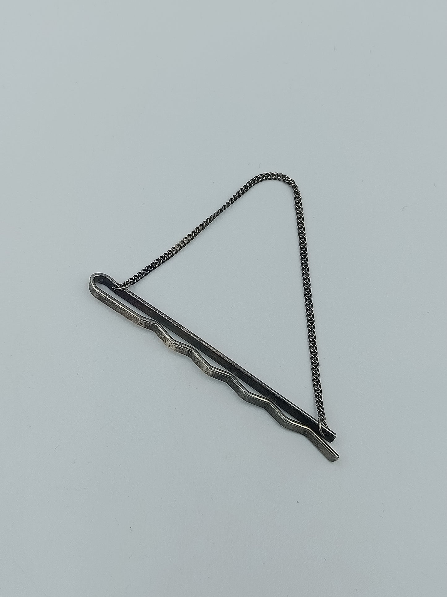 Vintage Krawattenklammer silberfarben mit Kette und Wellenmuster