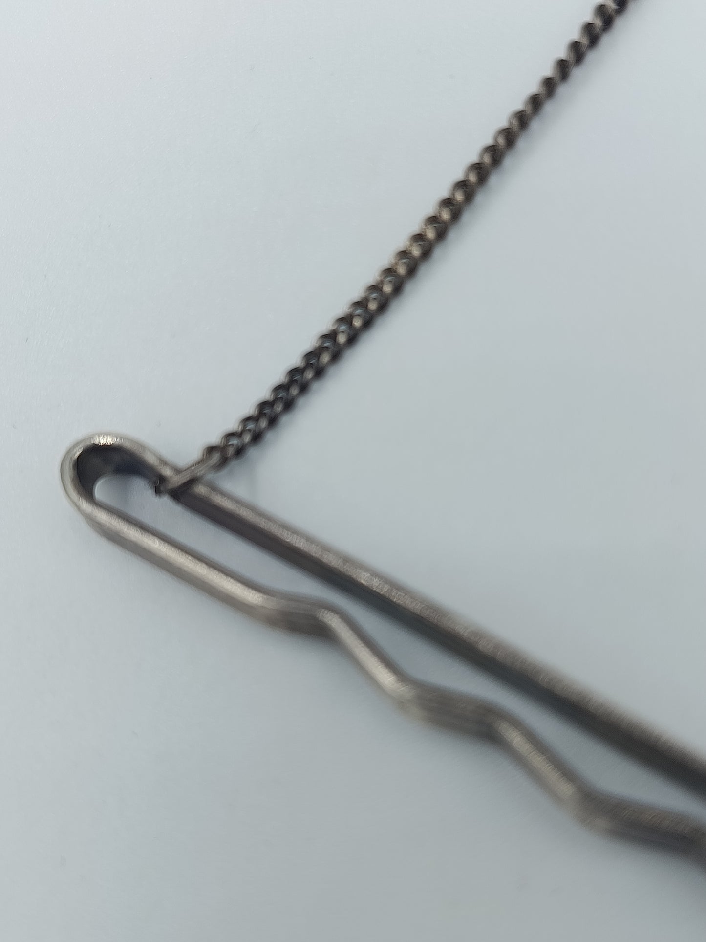 Vintage Krawattenklammer silberfarben mit Kette und Wellenmuster