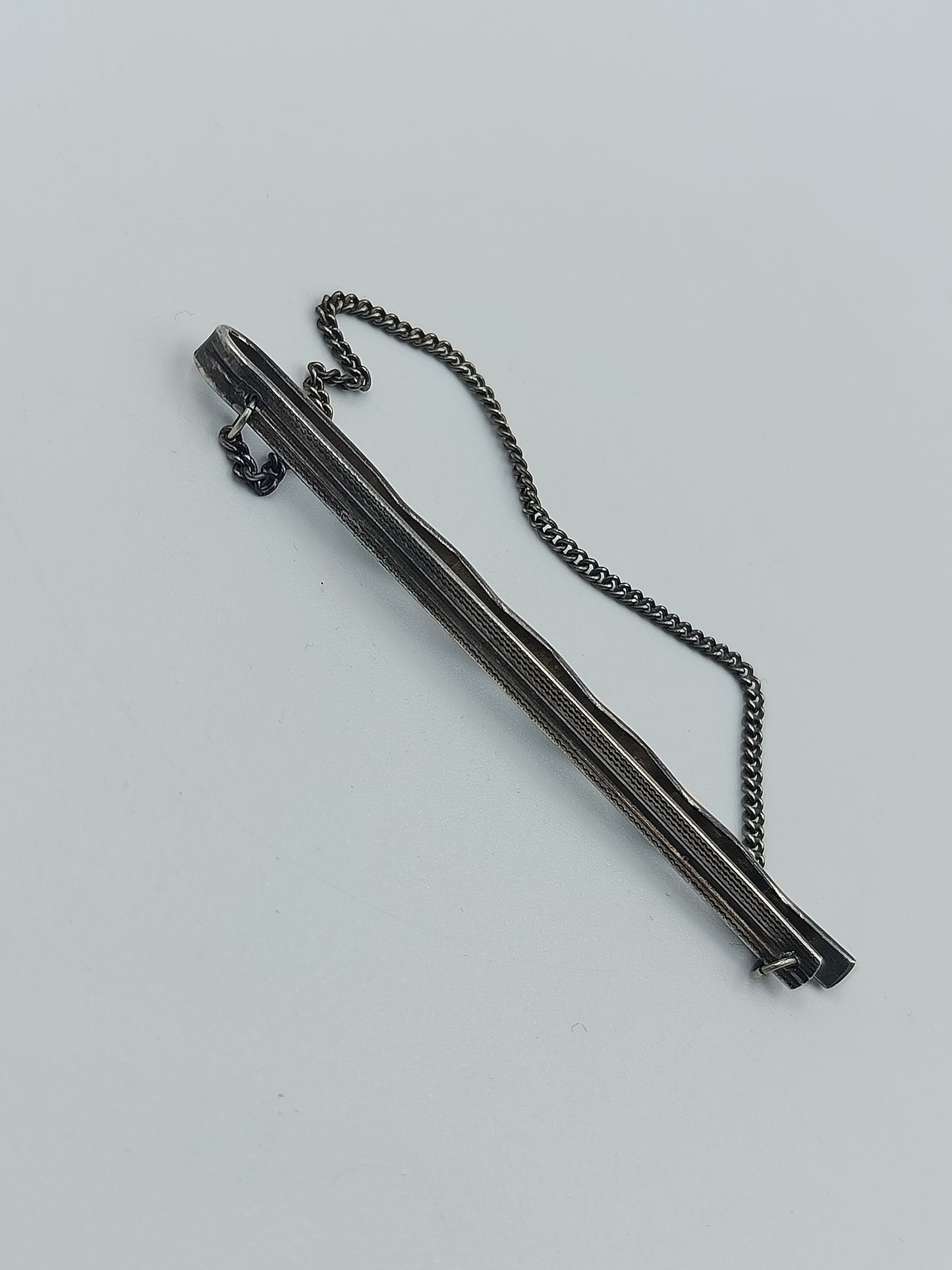 Vintage Krawattenklammer silberfarben mit Kette und Wellenmuster