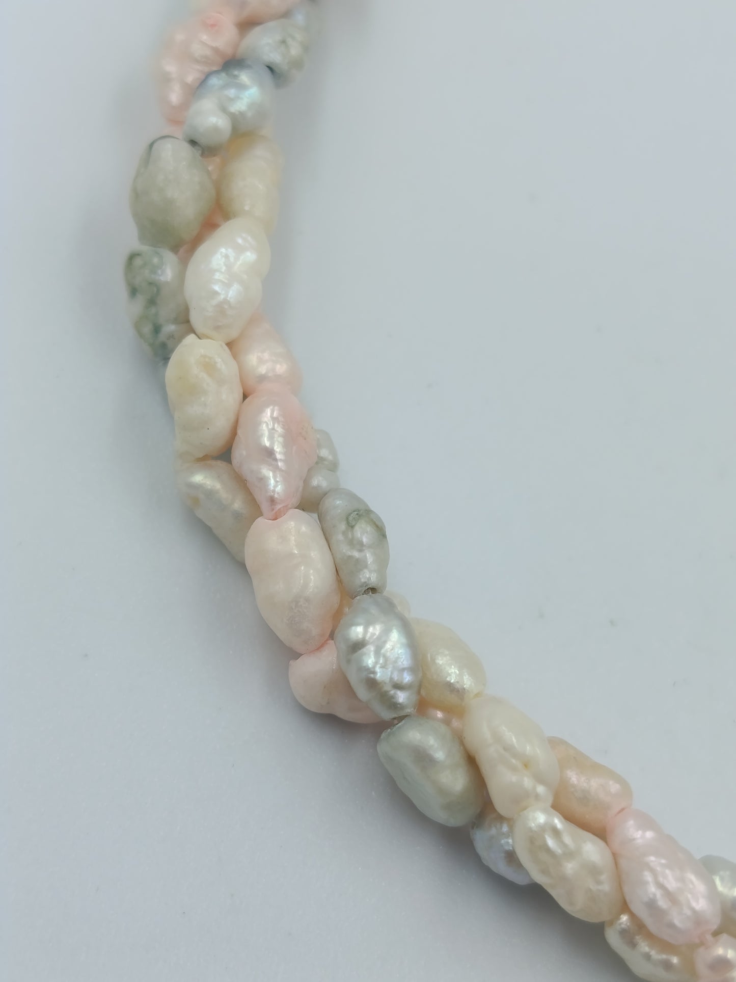Vintage Armband mit mehrreihigen Süßwasserperlen in zarten Pastelltönen