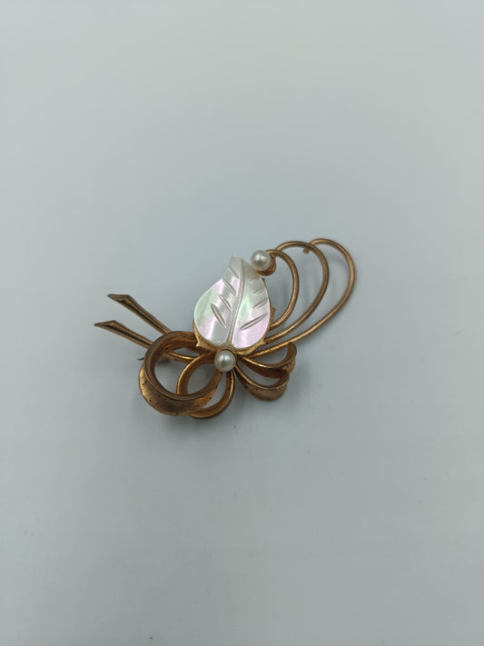 Vintage Brosche mit Perlmuttblatt und Zierschleife in Goldoptik