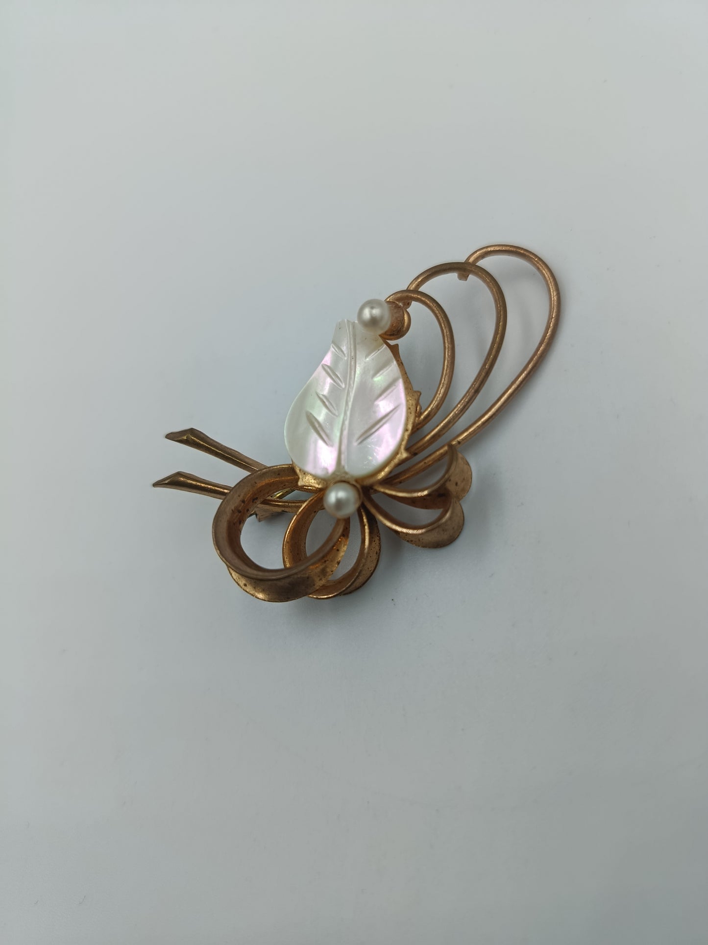 Vintage Brosche mit Perlmuttblatt und Zierschleife in Goldoptik