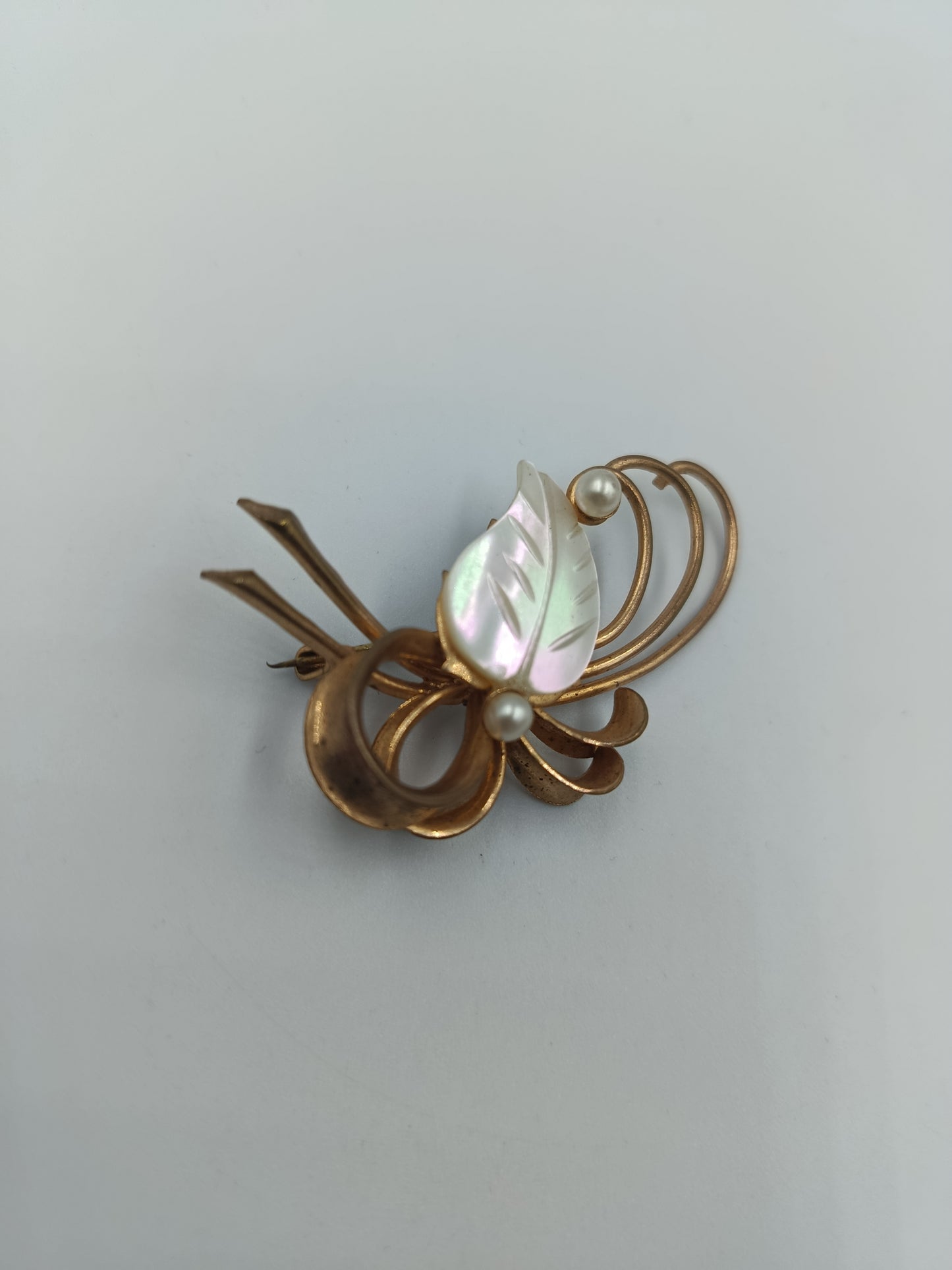 Vintage Brosche mit Perlmuttblatt und Zierschleife in Goldoptik
