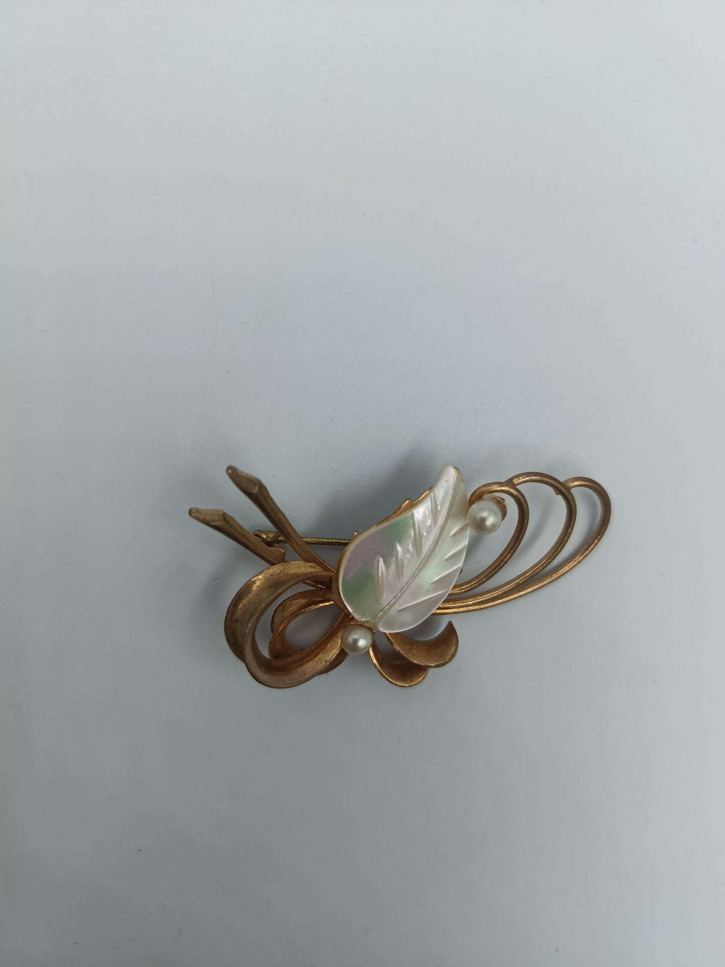 Vintage Brosche mit Perlmuttblatt und Zierschleife in Goldoptik