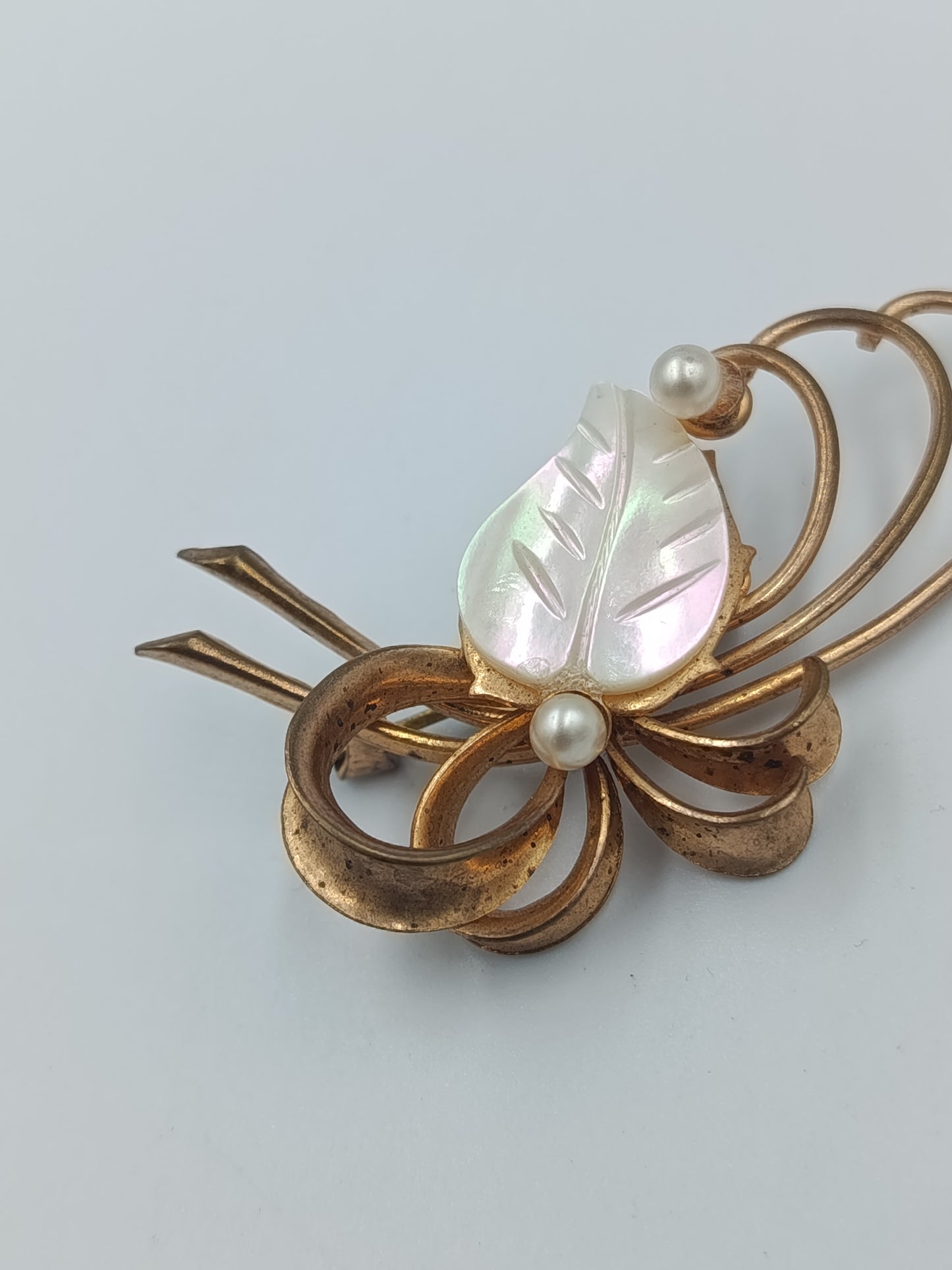 Vintage Brosche mit Perlmuttblatt und Zierschleife in Goldoptik