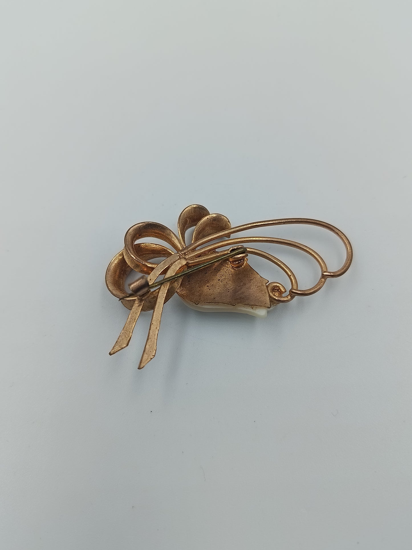 Vintage Brosche mit Perlmuttblatt und Zierschleife in Goldoptik