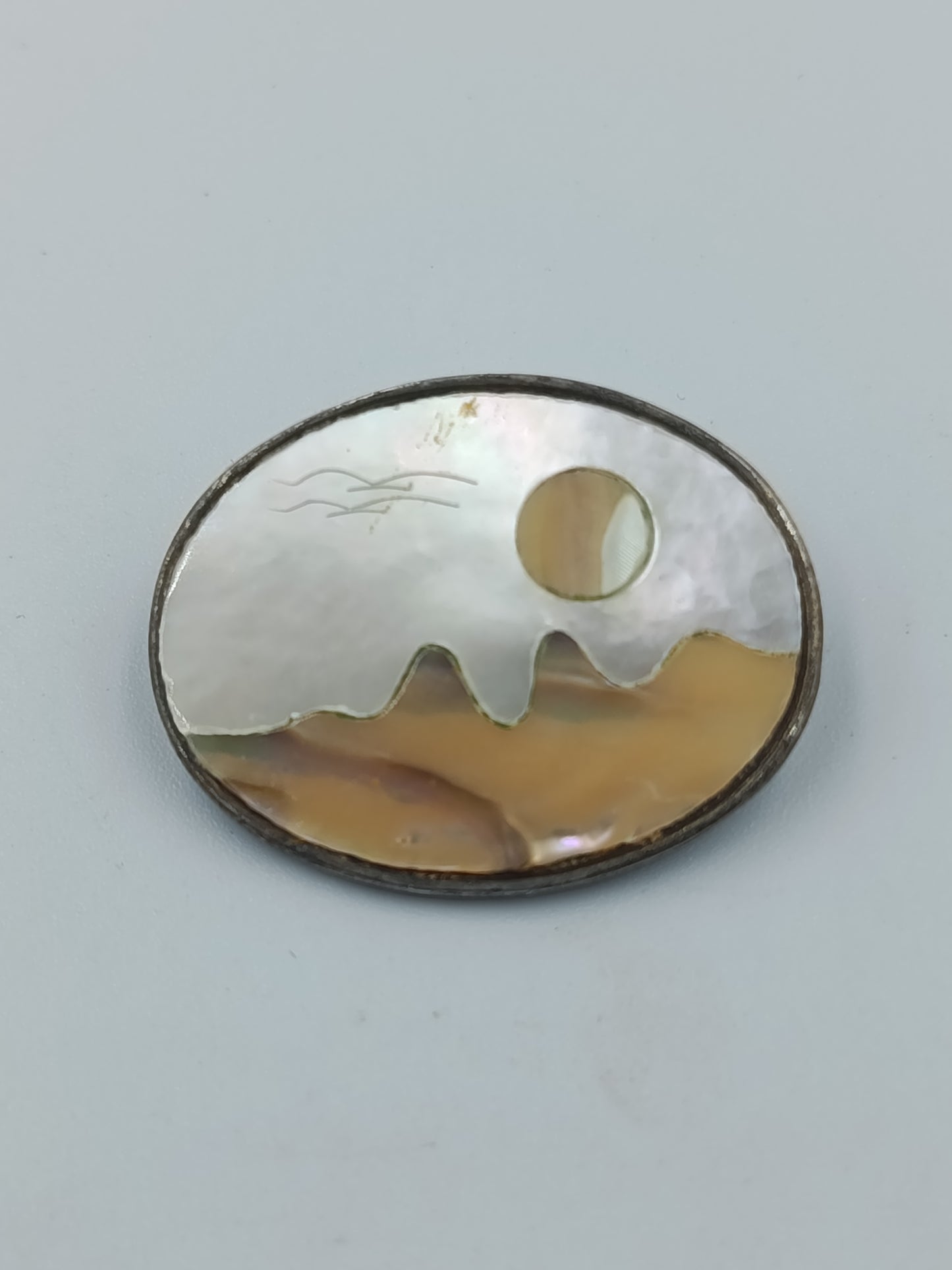 Vintage Brosche mit Perlmutt Landschaftsdesign und Mondmotiv
