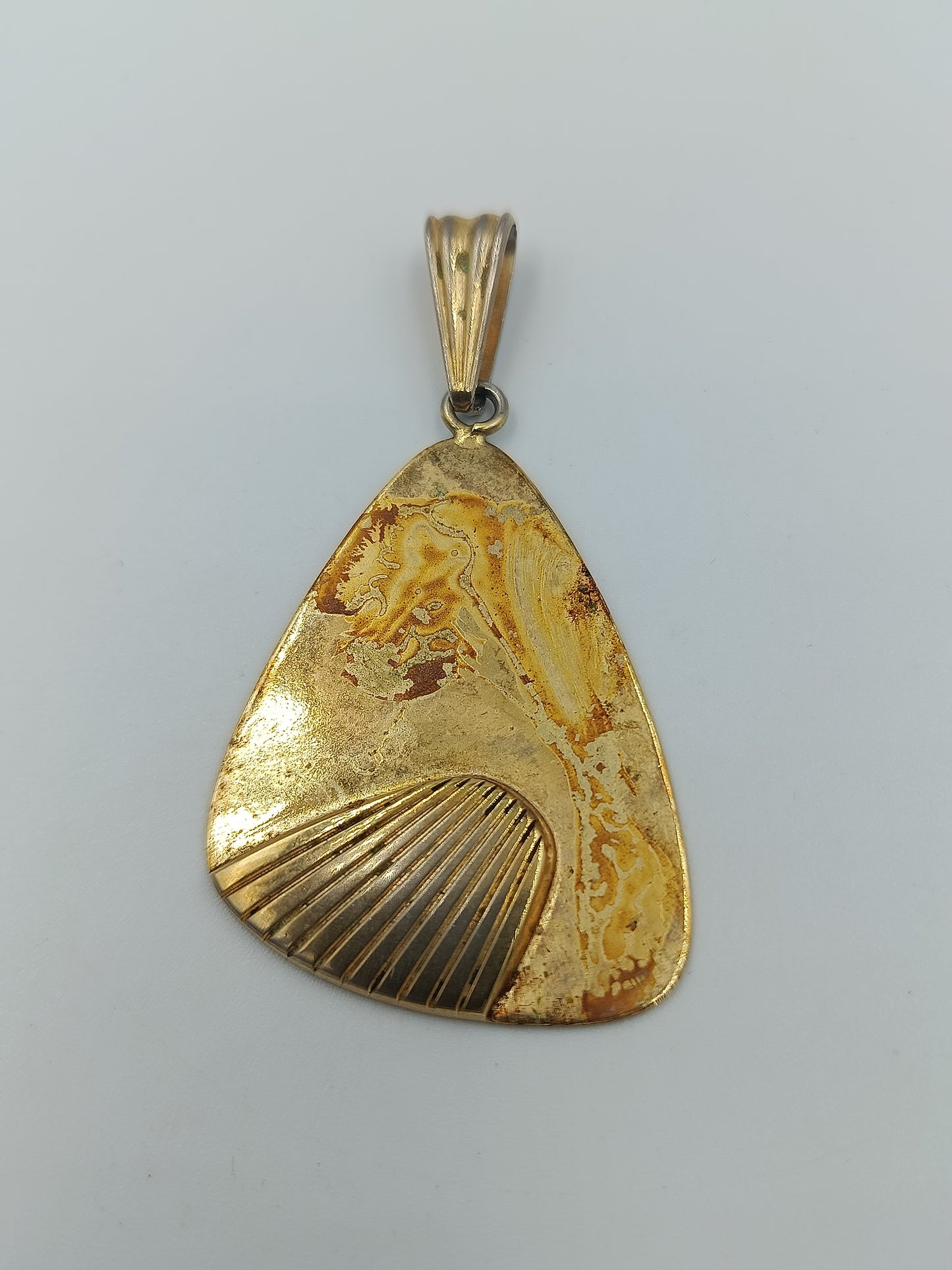 Vintage Anhänger GES. GESCH. vergoldet mit Muschelmotiv