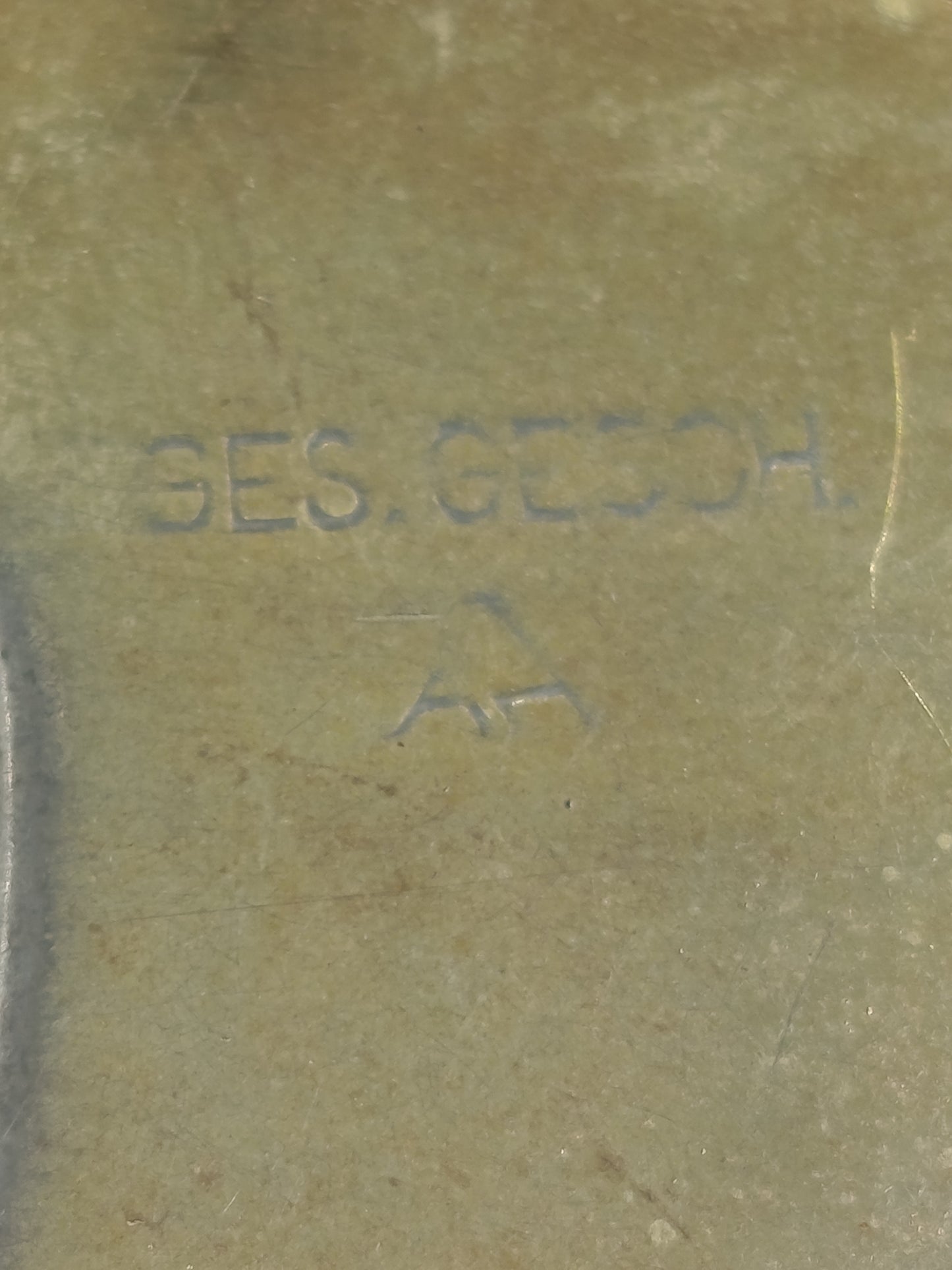 Vintage Anhänger GES. GESCH. vergoldet mit Muschelmotiv