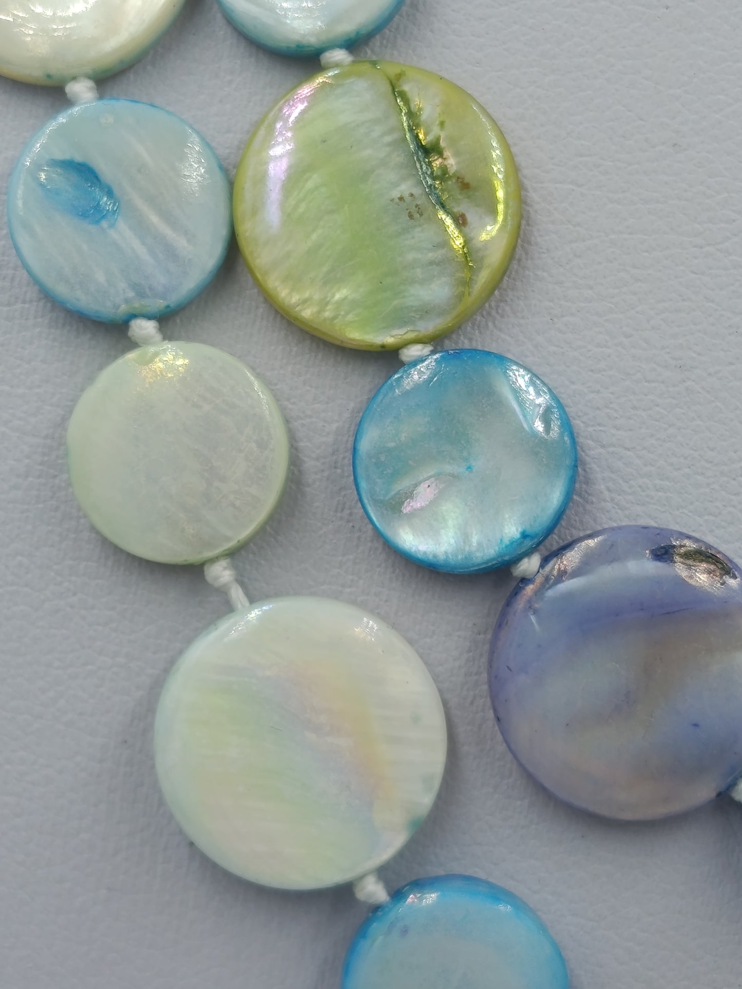 Lange Halskette mit schimmernden Perlmutt Scheiben in Pastellfarben