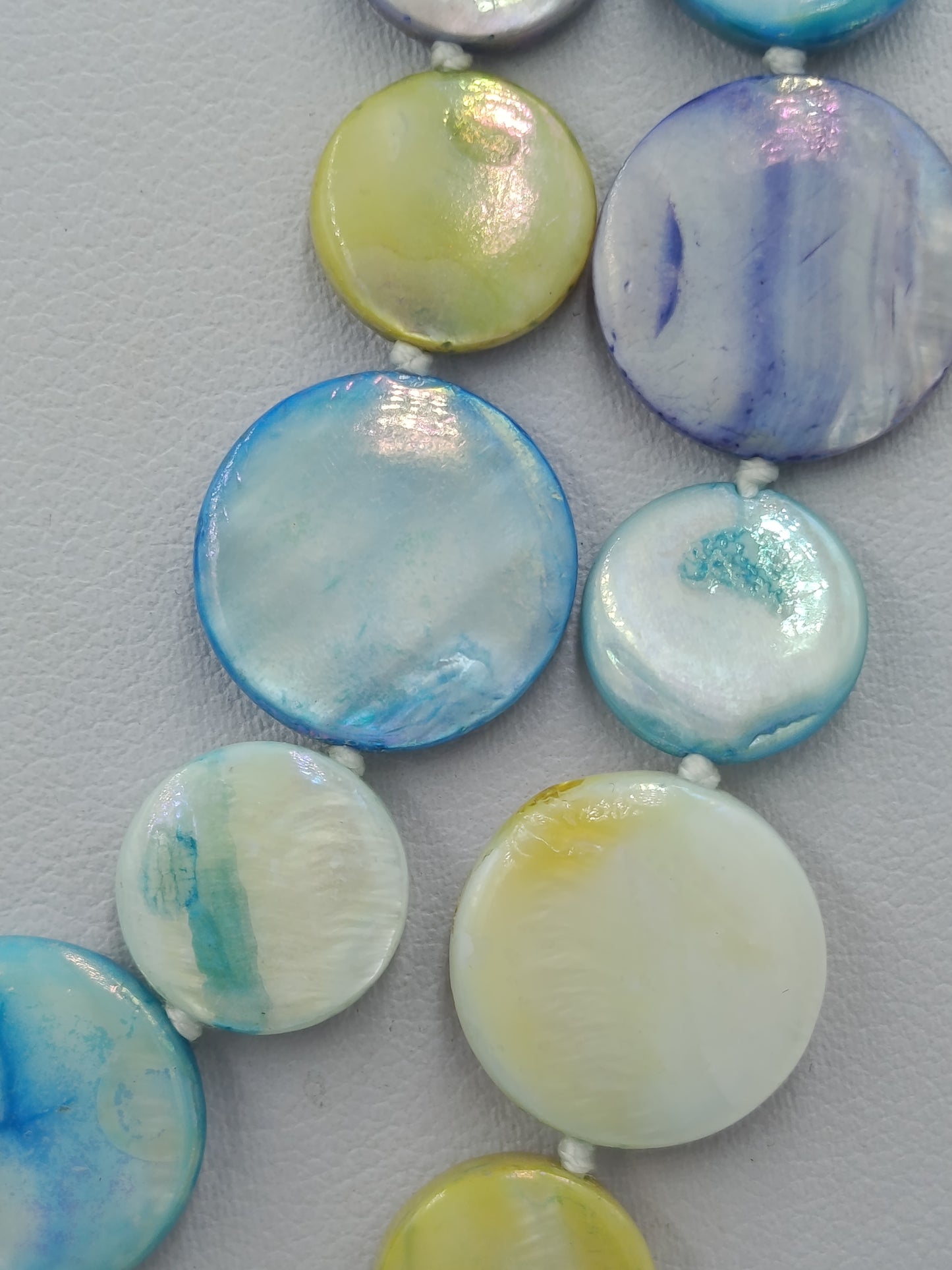 Lange Halskette mit schimmernden Perlmutt Scheiben in Pastellfarben
