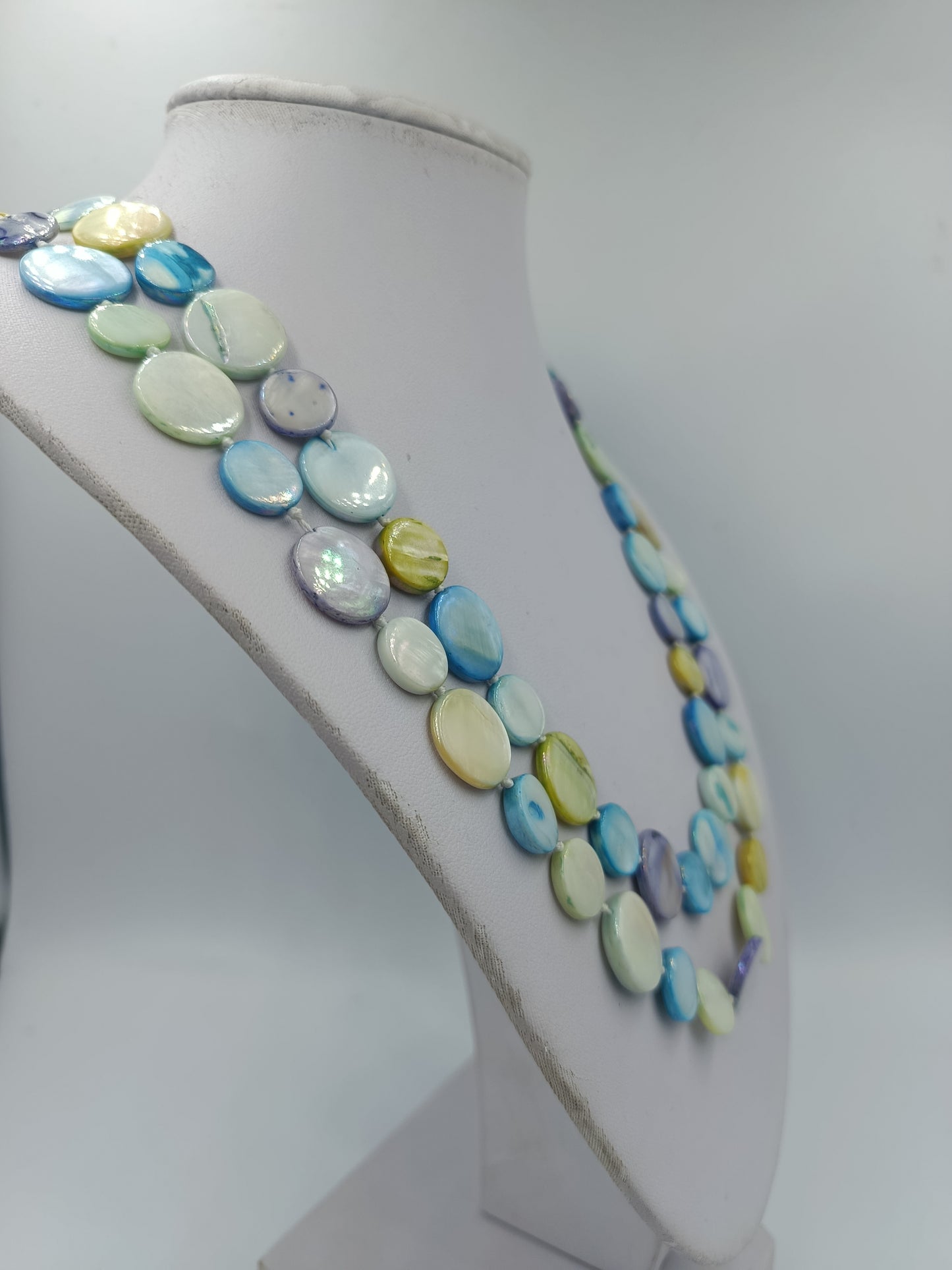Lange Halskette mit schimmernden Perlmutt Scheiben in Pastellfarben