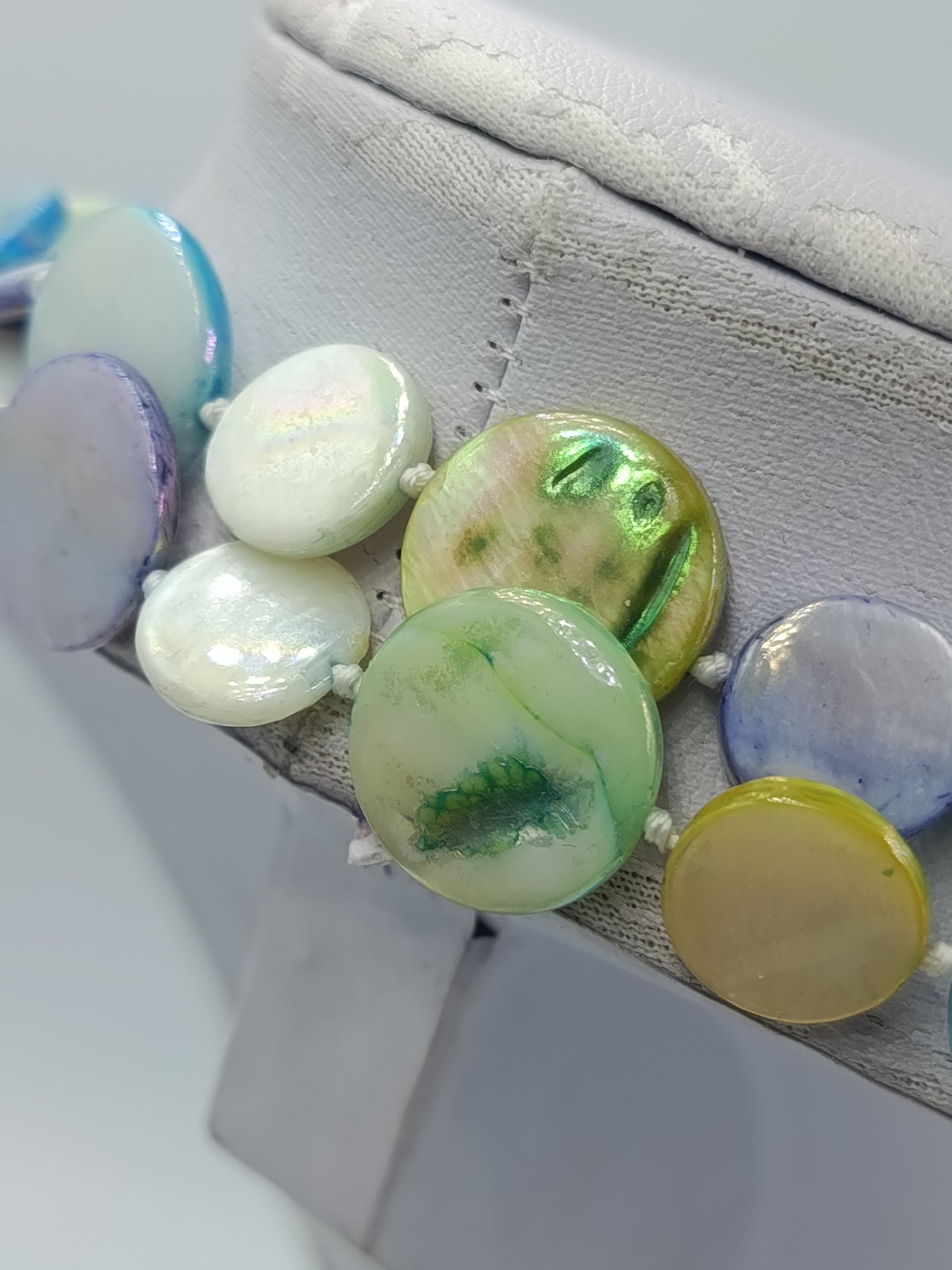 Lange Halskette mit schimmernden Perlmutt Scheiben in Pastellfarben