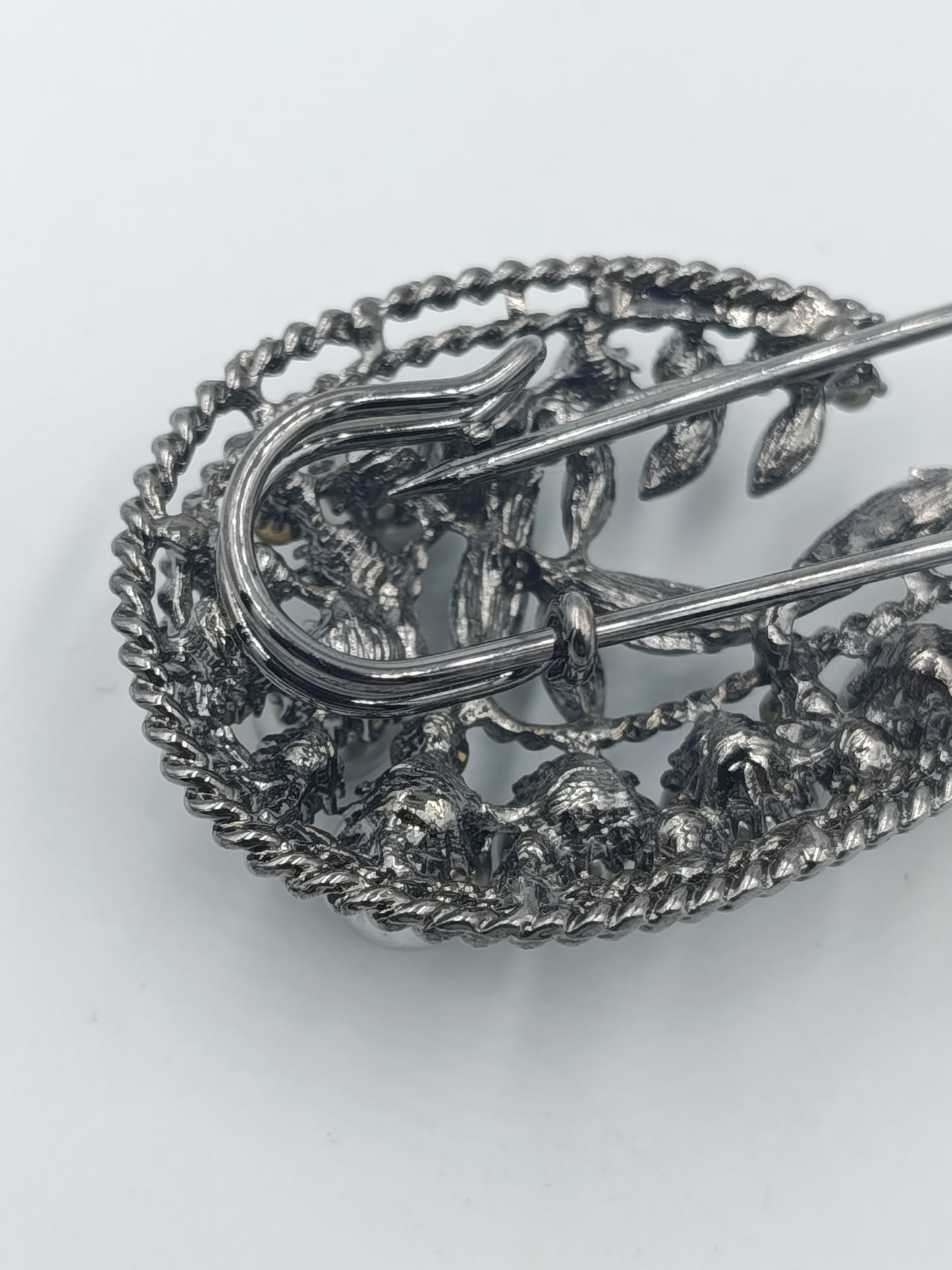 Große Vintage Brosche im Sicherheitsnadel-Design mit Perlen und Strass