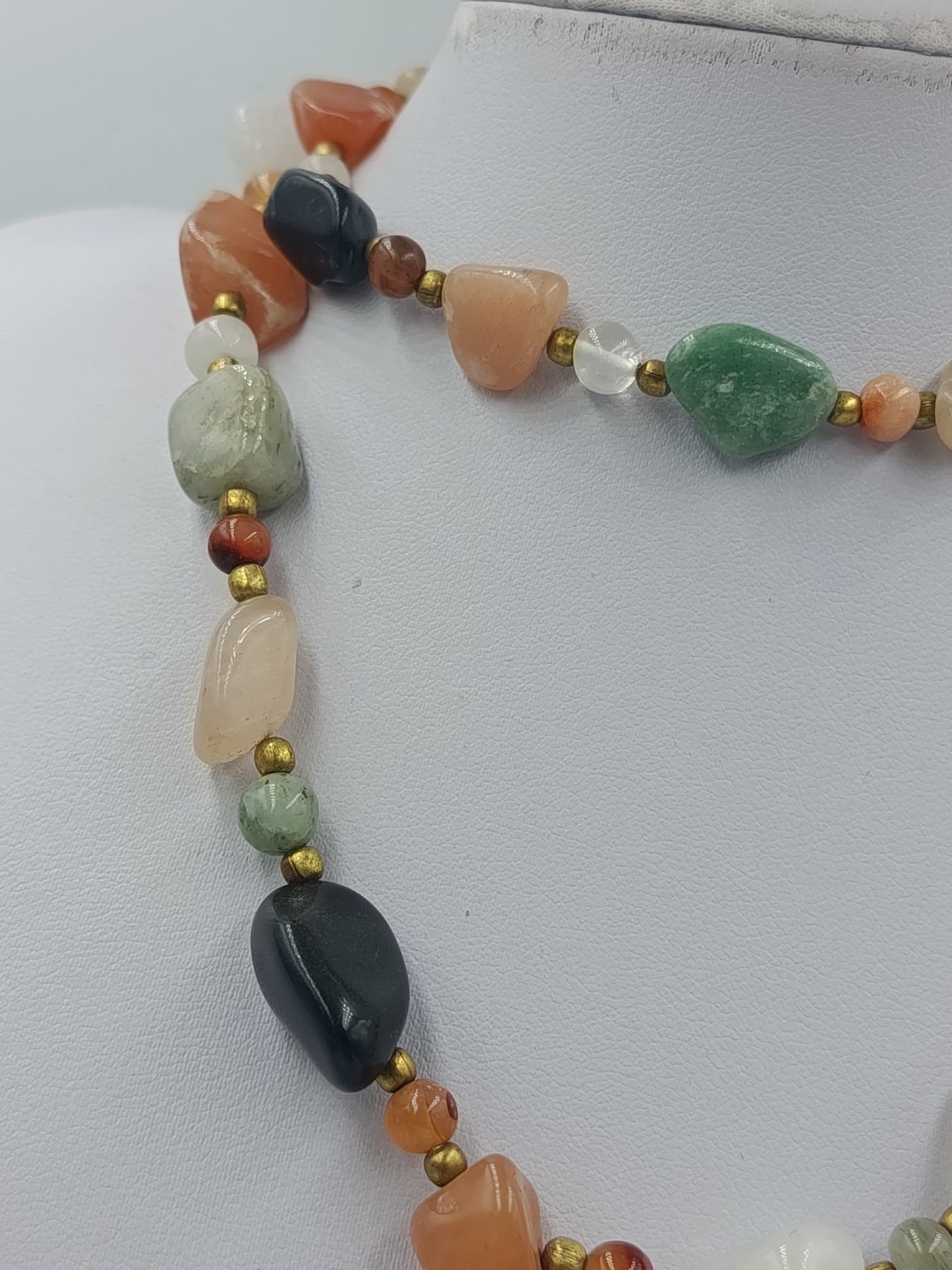 Bunte Edelstein Halskette mit Naturstein Nuggets und goldfarbenen Zwischenperlen