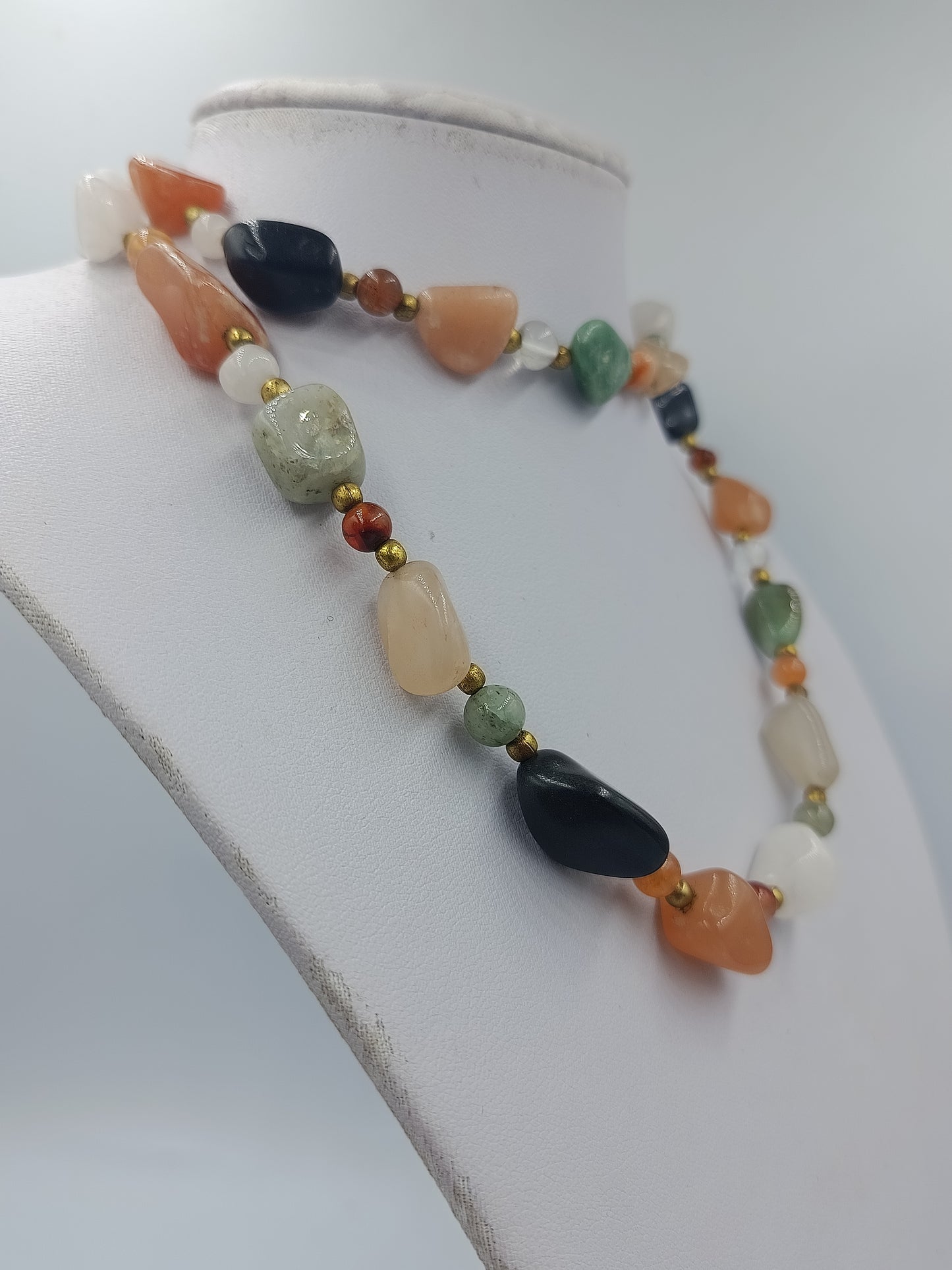 Bunte Edelstein Halskette mit Naturstein Nuggets und goldfarbenen Zwischenperlen