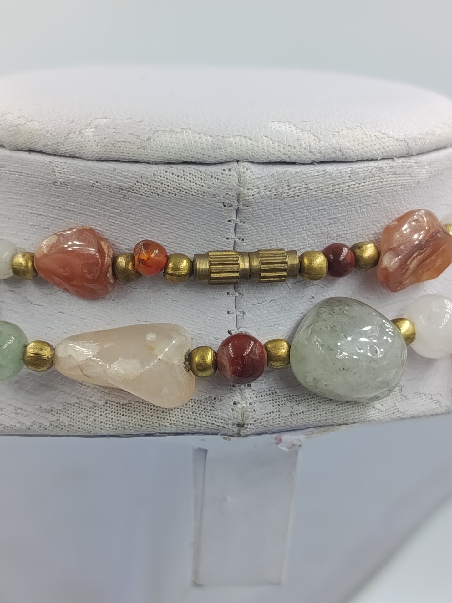 Bunte Edelstein Halskette mit Naturstein Nuggets und goldfarbenen Zwischenperlen