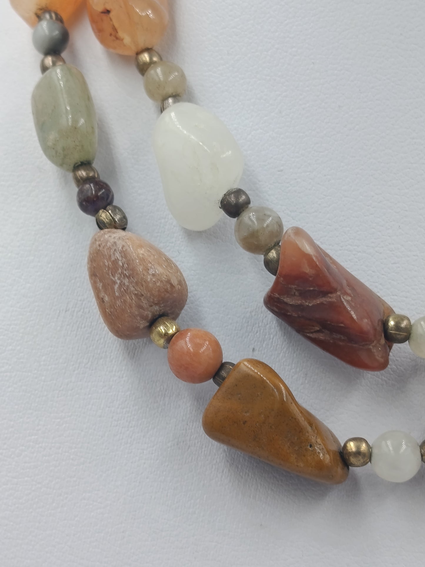 2-reihige Naturstein-Kette: Bunte Edelstein-Nuggets & Goldakzente