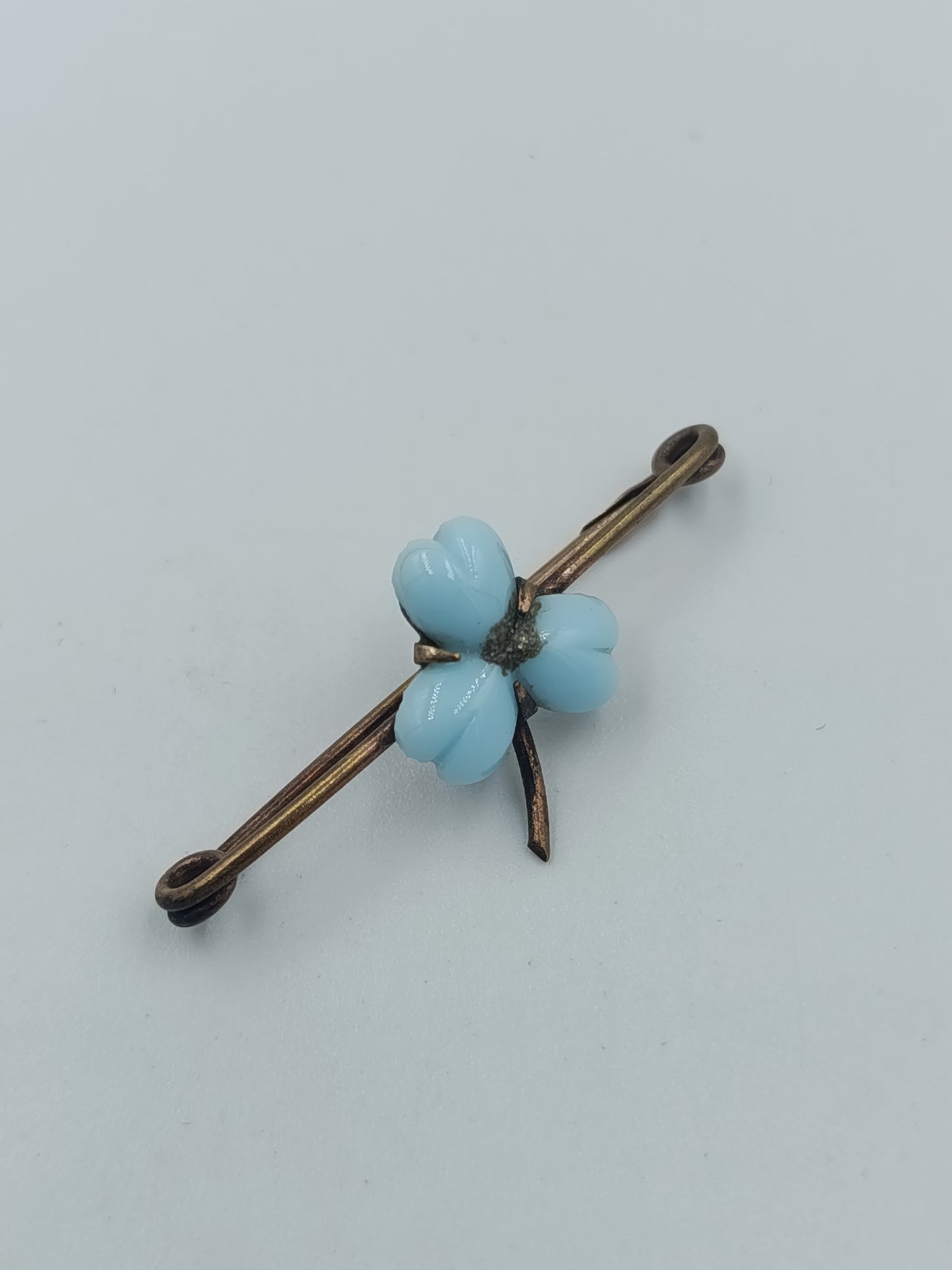Vintage Sicherheitsnadel Brosche mit hellblauer Blüte im Retro Stil