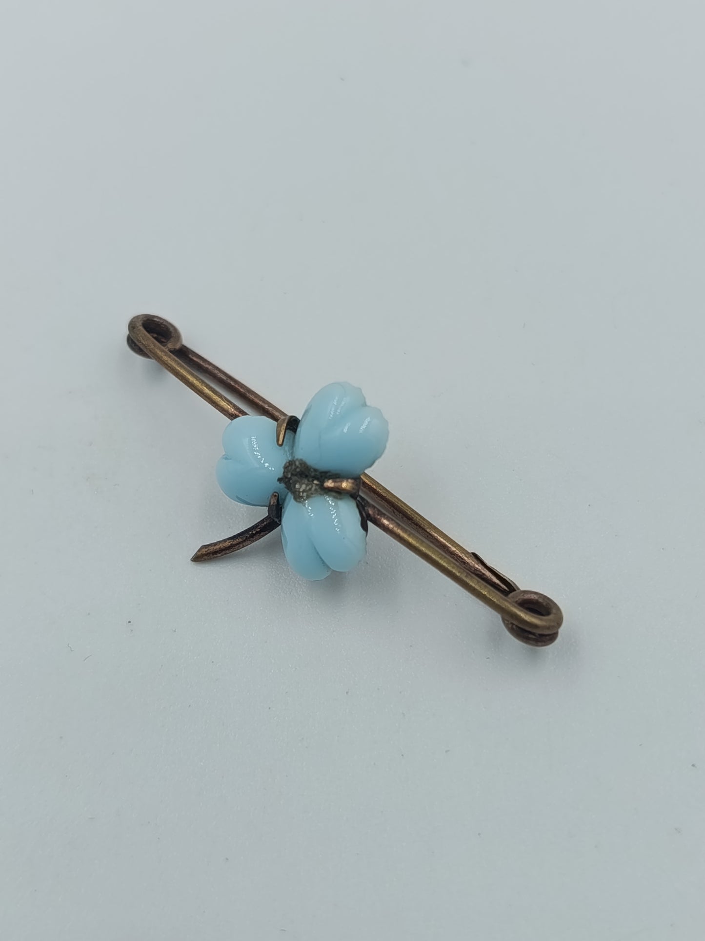 Vintage Sicherheitsnadel Brosche mit hellblauer Blüte im Retro Stil