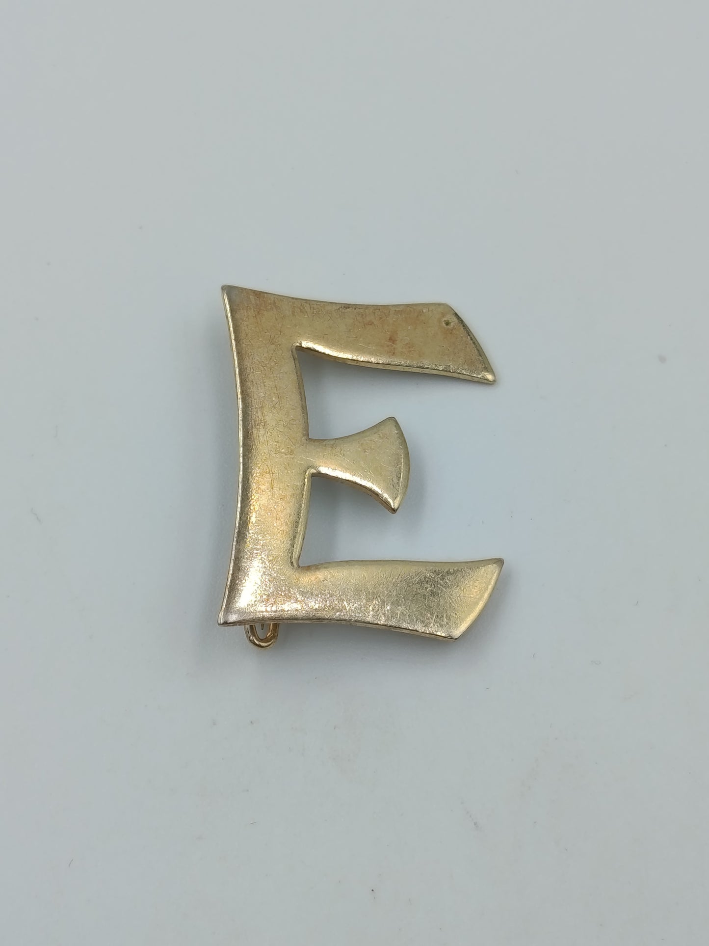 Vintage Brosche Buchstabe E in Goldoptik schlichtes Monogramm Design