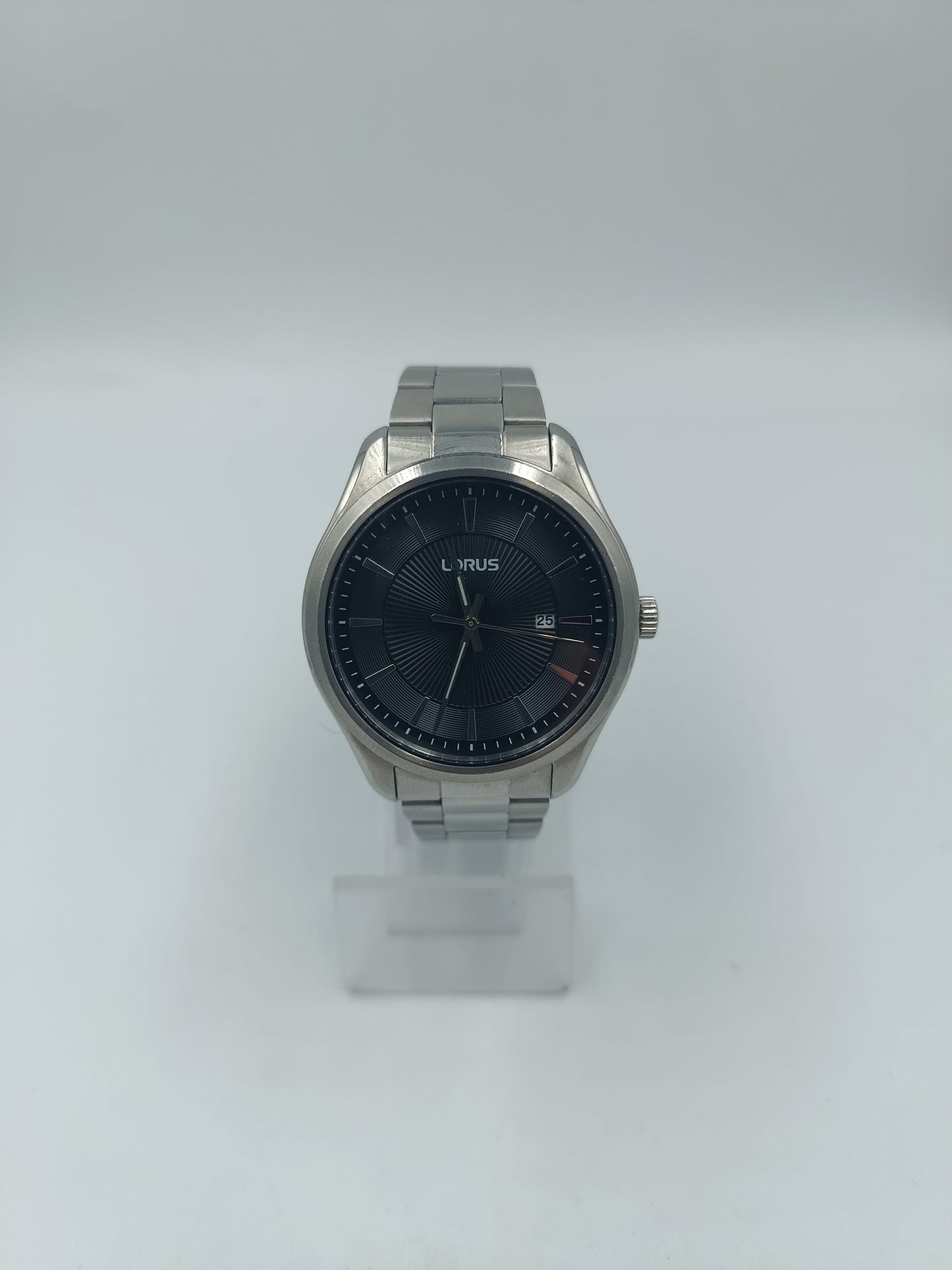 Lorus Vintage Herrenuhr: Silberoptik, schwarzes Zifferblatt & Datum