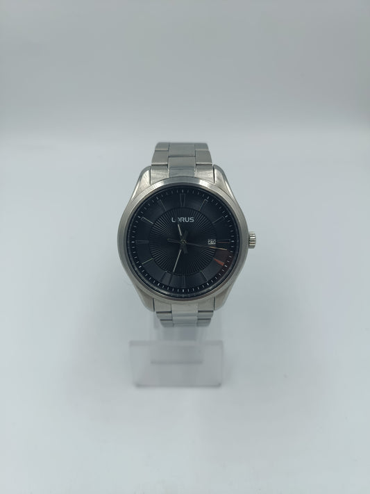 Lorus Vintage Herrenuhr: Silberoptik, schwarzes Zifferblatt & Datum