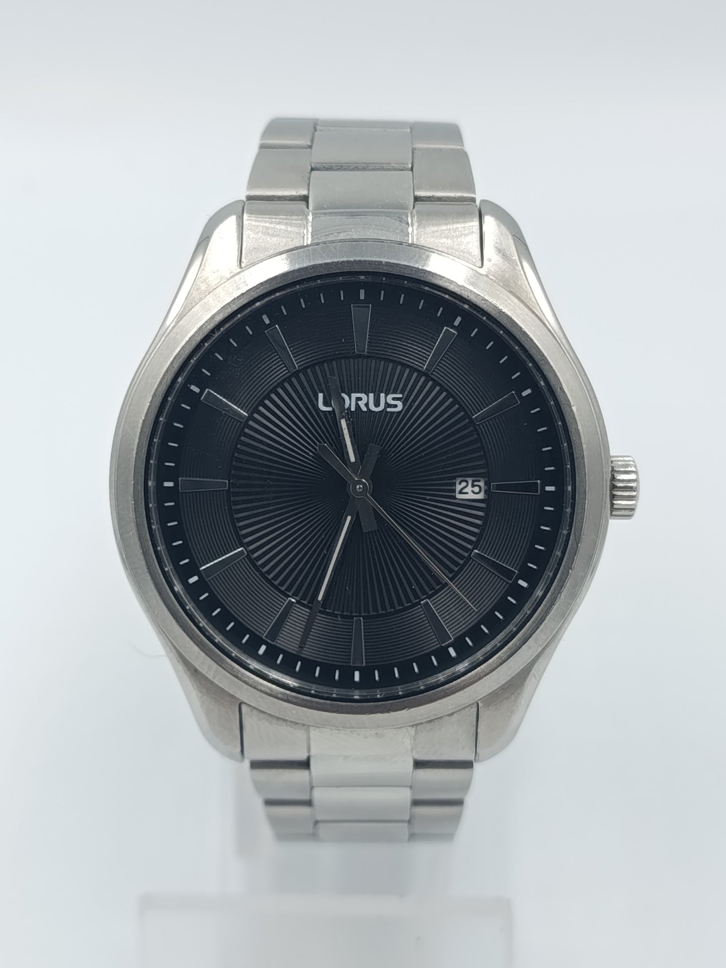 Lorus Vintage Herrenuhr: Silberoptik, schwarzes Zifferblatt & Datum