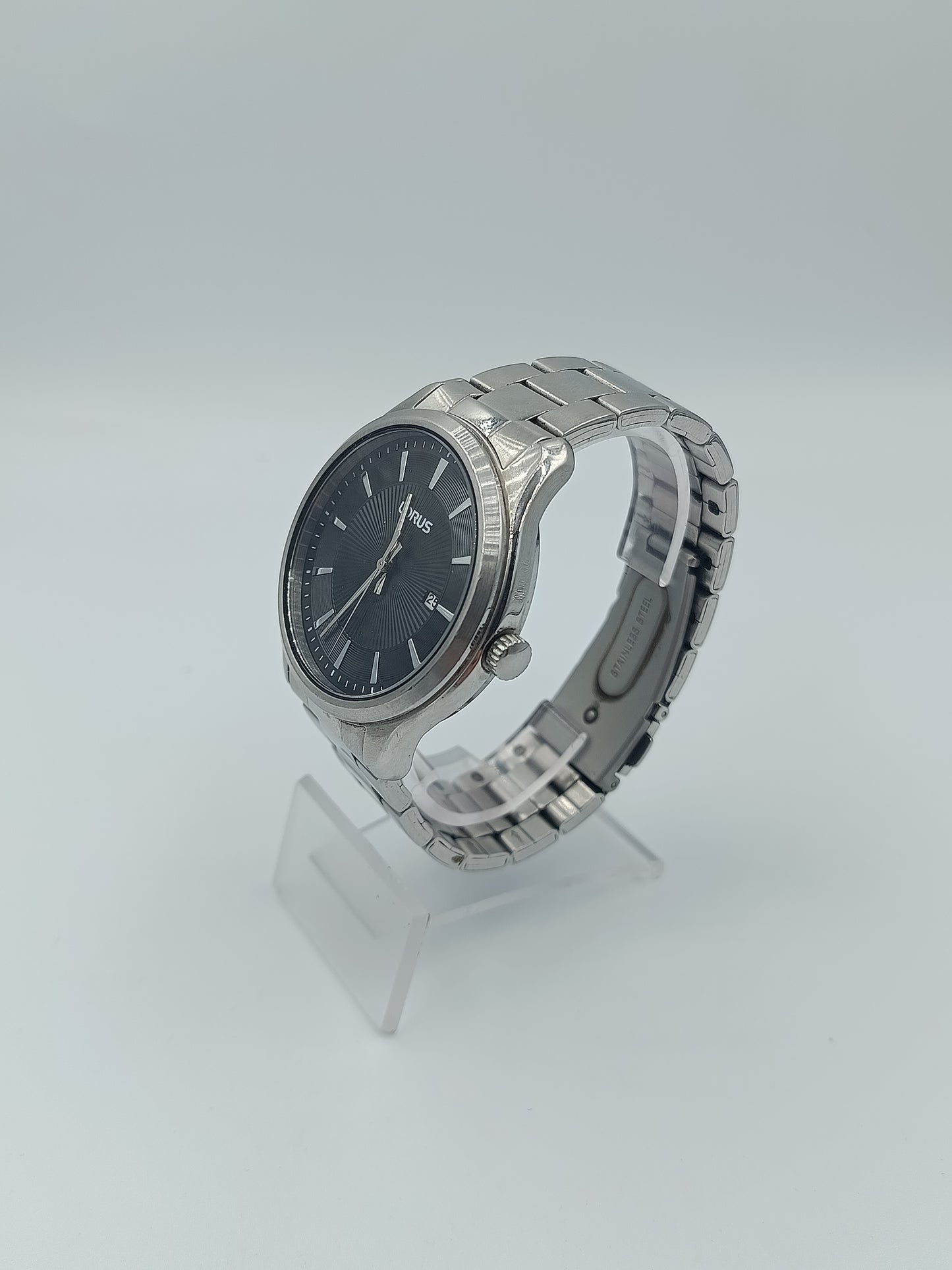 Lorus Vintage Herrenuhr: Silberoptik, schwarzes Zifferblatt & Datum