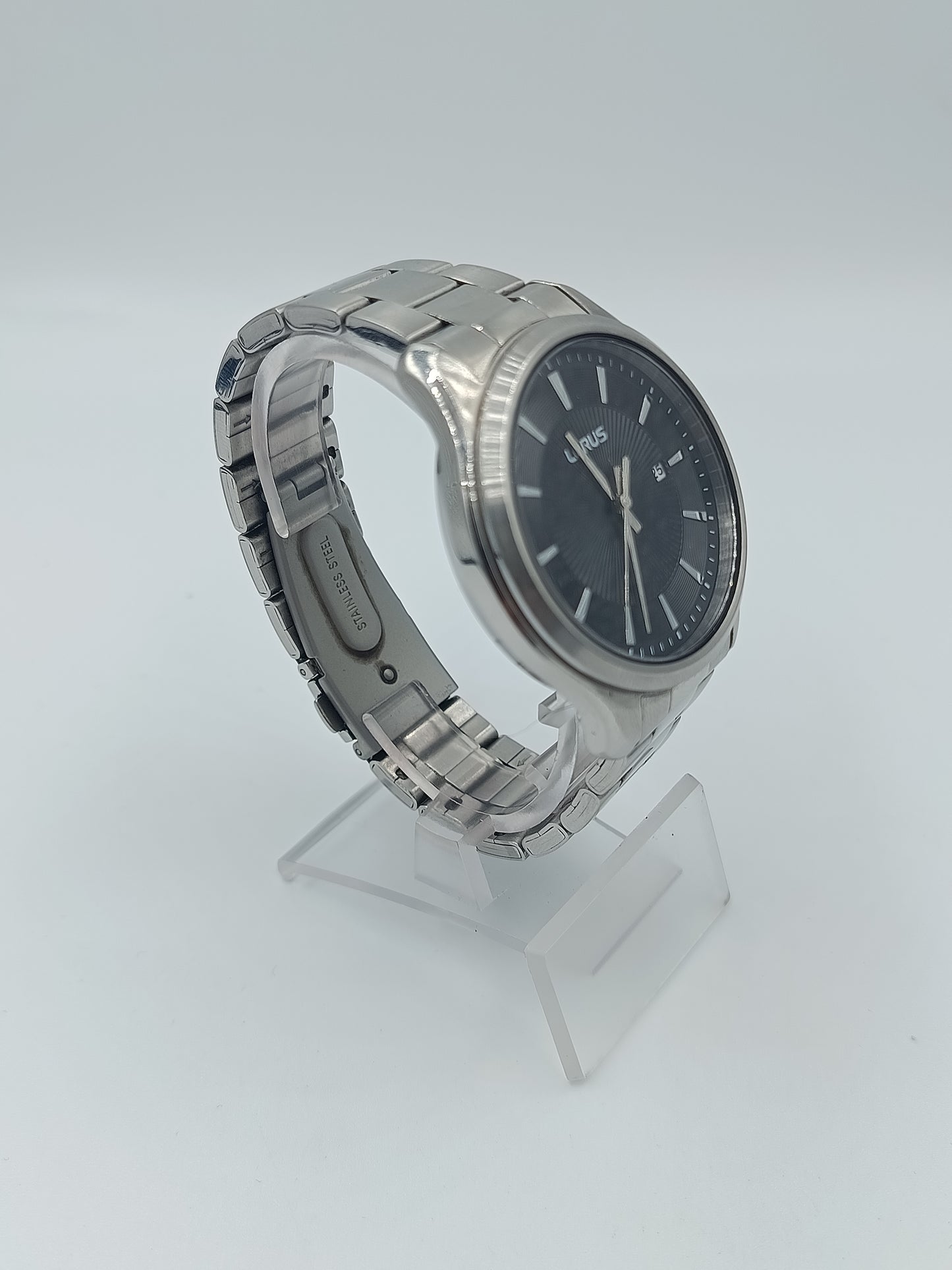 Lorus Vintage Herrenuhr: Silberoptik, schwarzes Zifferblatt & Datum