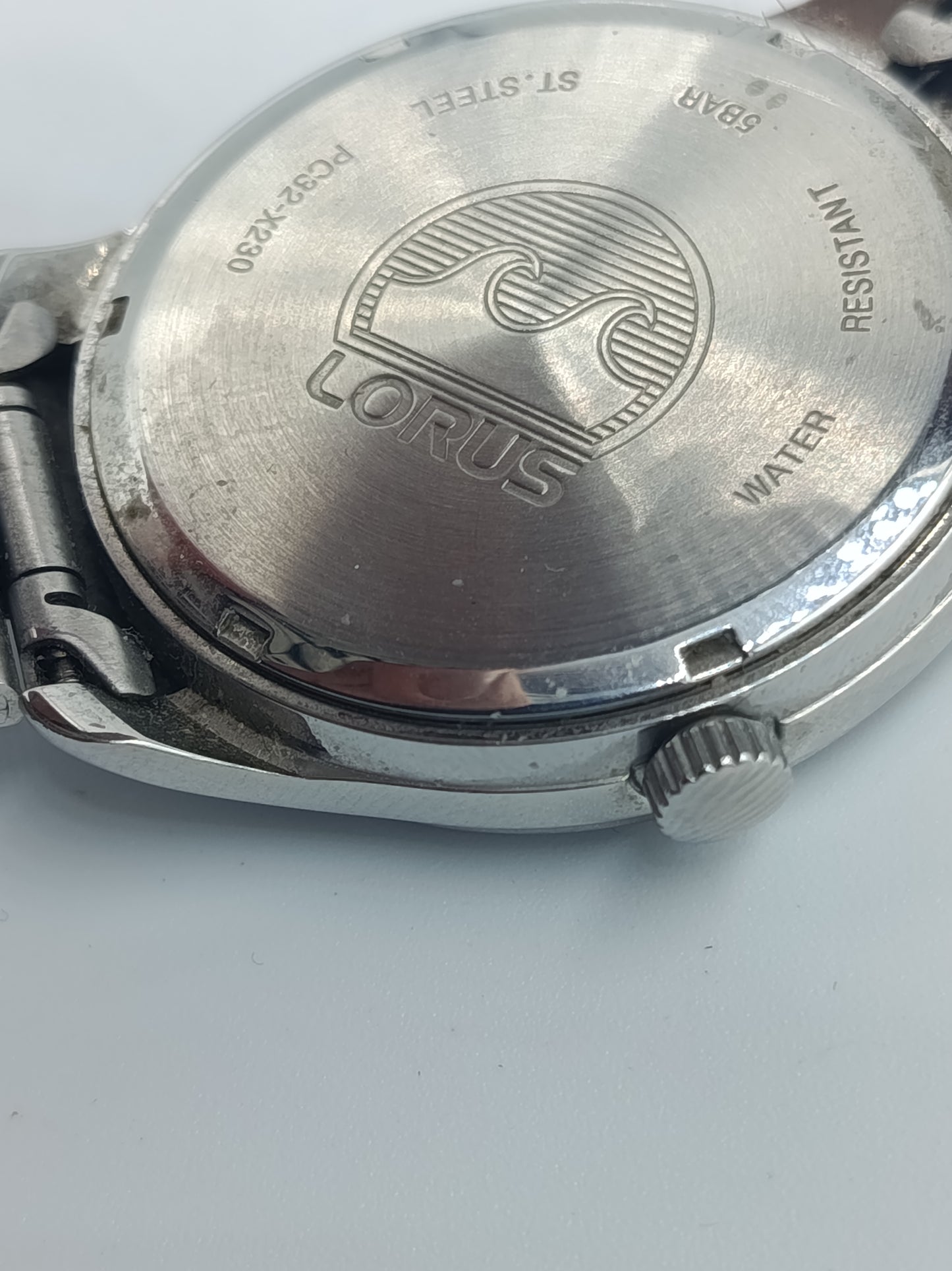 Lorus Vintage Herrenuhr: Silberoptik, schwarzes Zifferblatt & Datum